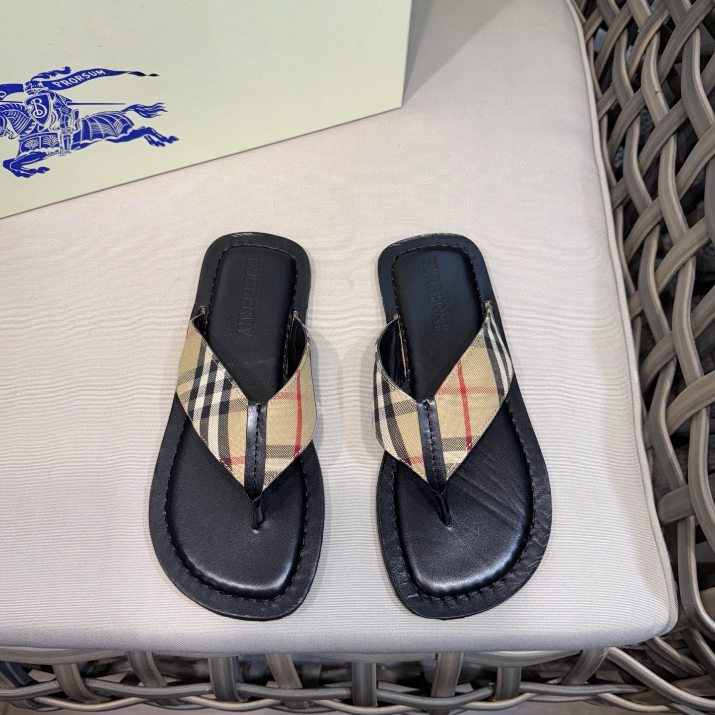 NO:352878,BURBERRY men's casual flip flops | Classic Vintage plaid fabric | Full leather footbed inner lining | Matched with embossed two-color sole | embellished brand logo on it | Full of slack Size38-44 (customized for 45.46),,burberry,burberry,slippers19860909BURBERRY巴宝莉男士休闲人字拖鞋｜经典Vintage格子布面料｜全真皮垫脚 内里｜搭配压纹双色鞋底｜其上点缀品牌标识｜松弛感拉满满 Size38-44（45.46定做）,,burberry,burberry,slippers,Men's shoes