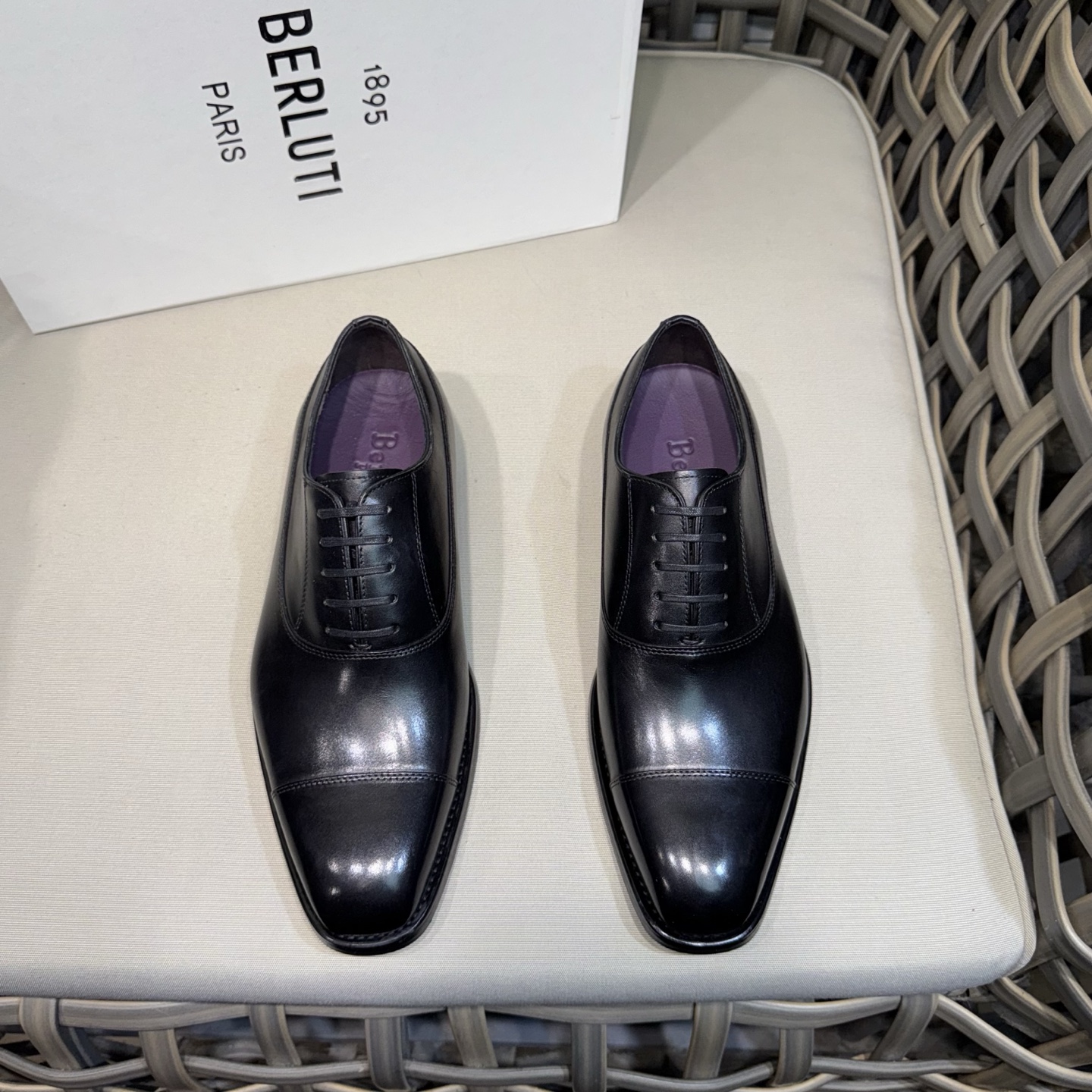 NO:352784,Berlut* New men's hand-made colored loafers leather shoes shipped ｜Speed ​​high-quality imported calfskin embryo polishing color｜Calf leather upper｜Cold sticking craftsmanship｜Simple atmospheric｜Real leather piano sole rubber combination outsole has excellent anti-slip effect｜Tip copper buckle has artistic charm｜Original custom packaging is available Size39-44 (customized by 38.45.46),,loafers,cowhide19860909Berlut* 布鲁提 新款男士手工擦色乐福鞋皮鞋出货 ｜渠道精品｜甄选优质进口小牛皮胚擦色｜小牛皮鞋面｜冷粘工艺｜古朴大气｜真皮琴底橡胶组合大底防滑效果极好｜鞋尖铜扣很有艺术韵味｜原版定制包装发售 Size39-44（38.45.46定做）,,loafers,cowhide,Men's shoes