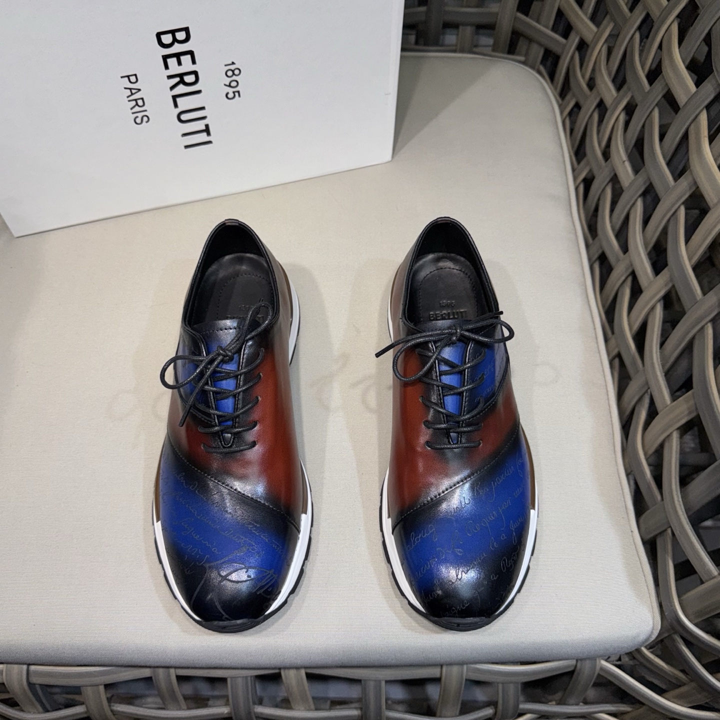 NO:352792,Berluti/Bruti low-top casual sneakers ｜The upper of this versatile low-top sneakers is made of imported cowhide｜The outer side is decorated with scritto pattern｜The heel is wrapped｜The inner footbed is made of imported calfskin, which is excellent in comfort｜The brand logo two-color rubber outsole｜The distinctive inlay of the sole echoes the heel color｜Fashion and comfortable, perfectly interprets fashion, sunny and stylish, suitable for all occasions Size39-44 (customized for 38.45.46),,sneakers,cowhide19860909Berluti/布鲁提低帮休闲运动鞋 ｜这款百搭的低帮运动鞋鞋面采用进口牛皮拼接打造｜外侧饰有scritto图纹｜后跟真皮包裹｜内里垫脚进口小牛皮制作,舒适度超级赞｜品牌logo双色橡胶大底｜鞋底鲜明的嵌线与鞋跟颜色相呼应｜时髦又舒适,完美诠释了时尚、阳光、有型,适合各种场合 Size39-44（38.45.46定做）,,sneakers,cowhide,Men's shoes