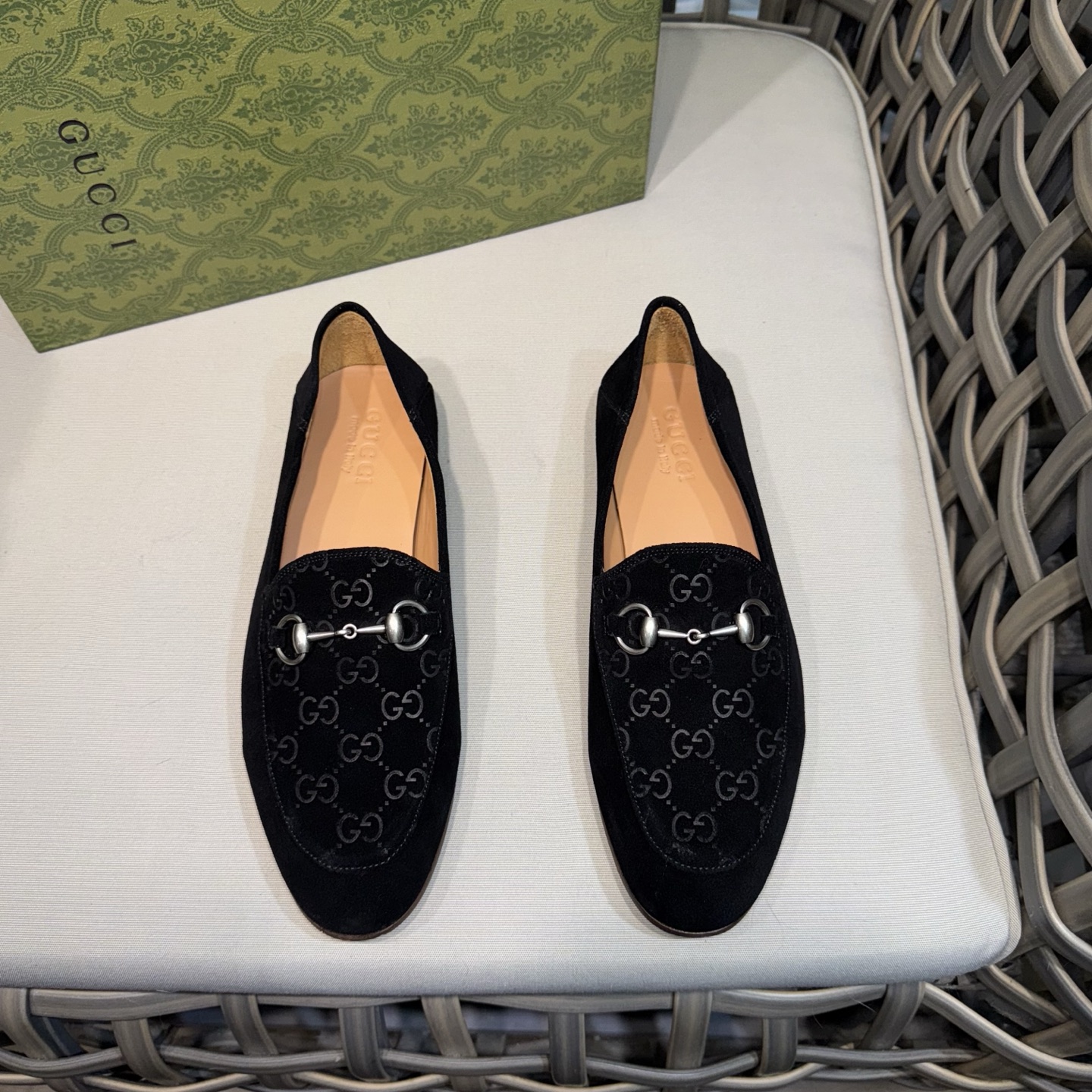 NO:355176,GUCC* Horse Bed Leather Sole Loafers | Made of imported cowhide | Water-dyed cowhide inner lining, foot pads | Leather outsole leather edge strips | Brand collection of unique materials | Horse Bed details are traditional elements of G family | Shoe shape is long and slender toe | Pure handmade Size39-44 (38.45.46 Custom made),,gucci,gucci,loafers,cowhide,Leather soles19860909GUCC*马衔扣真皮底乐福鞋｜选用进口牛皮制作｜水染牛皮内里、垫脚｜真皮大底真皮沿条｜品牌典藏的别致材质｜马衔扣细节是G家传统元素｜鞋型瘦长且鞋头修长｜纯手工制作 Size39-44 (38.45.46定做）,,gucci,gucci,loafers,cowhide,Leather soles,Men's shoes