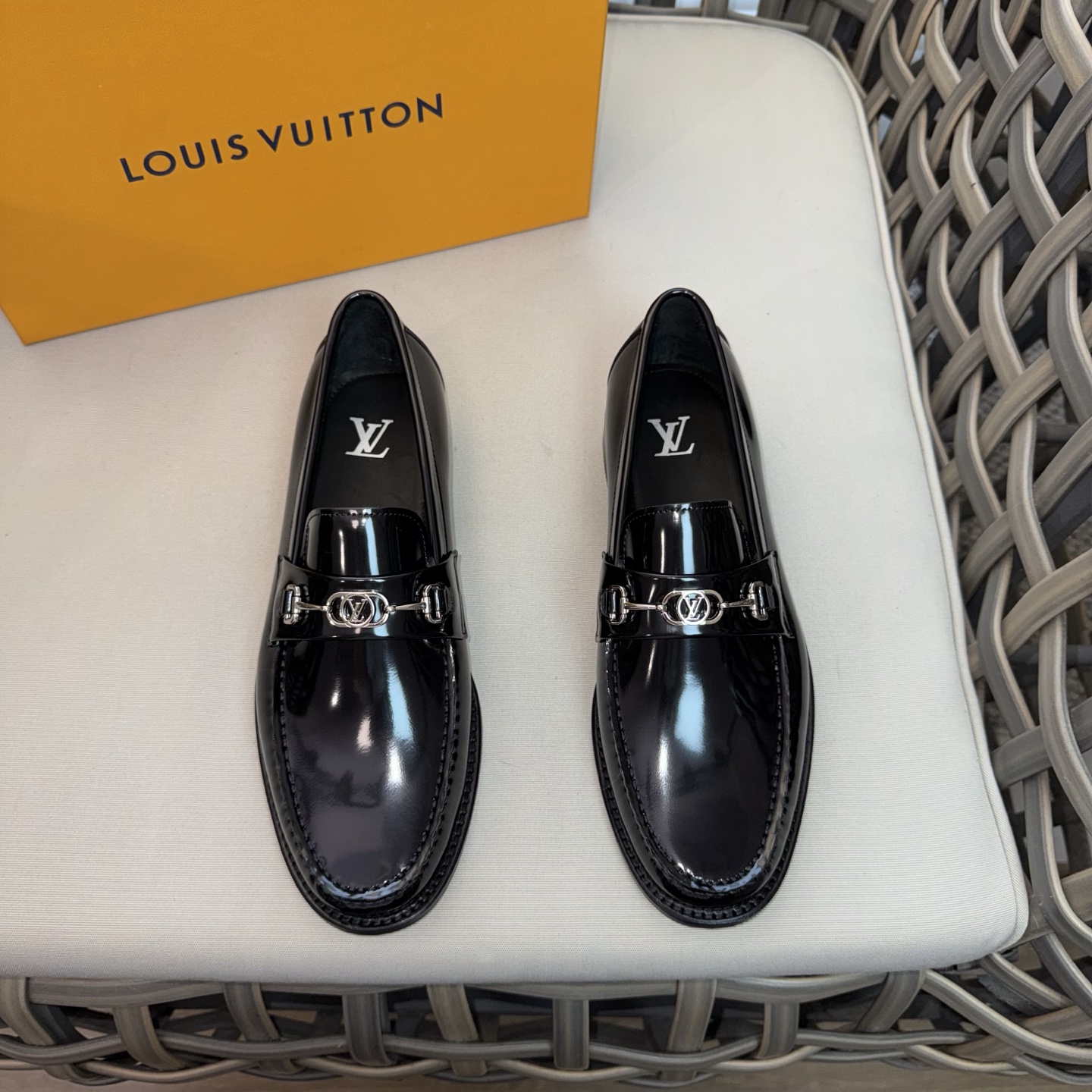 NO:355209,Louis Major Classic Leather Shoes | Use polished shiny beef patent leather | Water dyed cowhide inside | Brand letter metal buckles make the overall shape more perfect | Leather material and granular rubber outsole enhance wear resistance and slip resistance | One foot pedal is easy to wear and take off | Pure handmade Size39-44 (customized for 38.45.46),,louis vuitton,cowhide19860909Louis Major经典系列皮鞋｜采用擦色亮面牛漆皮｜内里水染牛皮里｜品牌字母金属饰扣令整体造型更为完善｜而皮革材质与颗粒橡胶外底则增强了耐磨性和防滑性｜一脚蹬穿着方便穿脱｜纯手工制作 Size39-44（38.45.46定做）,,louis vuitton,cowhide,Men's shoes