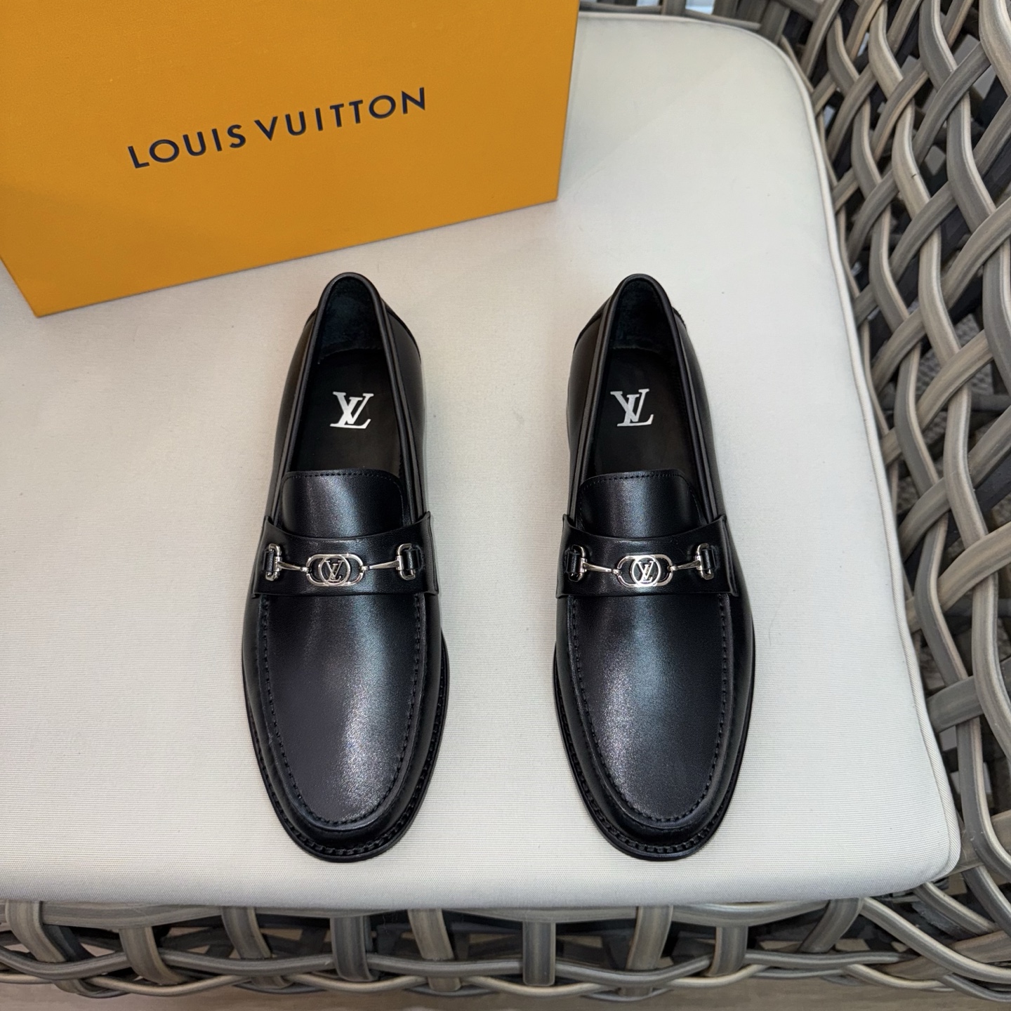 NO:347986,Louis Major Classic Leather Shoes | Use polished shiny beef patent leather | Water dyed cowhide inside | Brand letter metal buckles make the overall shape more perfect | Leather material and granular rubber outsole enhance wear resistance and slip resistance | One foot pedal is easy to wear and take off | Pure handmade Size39-44 (customized for 38.45.46),,louis vuitton,cowhide19860909Louis Major经典系列皮鞋｜采用擦色亮面牛漆皮｜内里水染牛皮里｜品牌字母金属饰扣令整体造型更为完善｜而皮革材质与颗粒橡胶外底则增强了耐磨性和防滑性｜一脚蹬穿着方便穿脱｜纯手工制作 Size39-44（38.45.46定做）,,louis vuitton,cowhide,Men's shoes