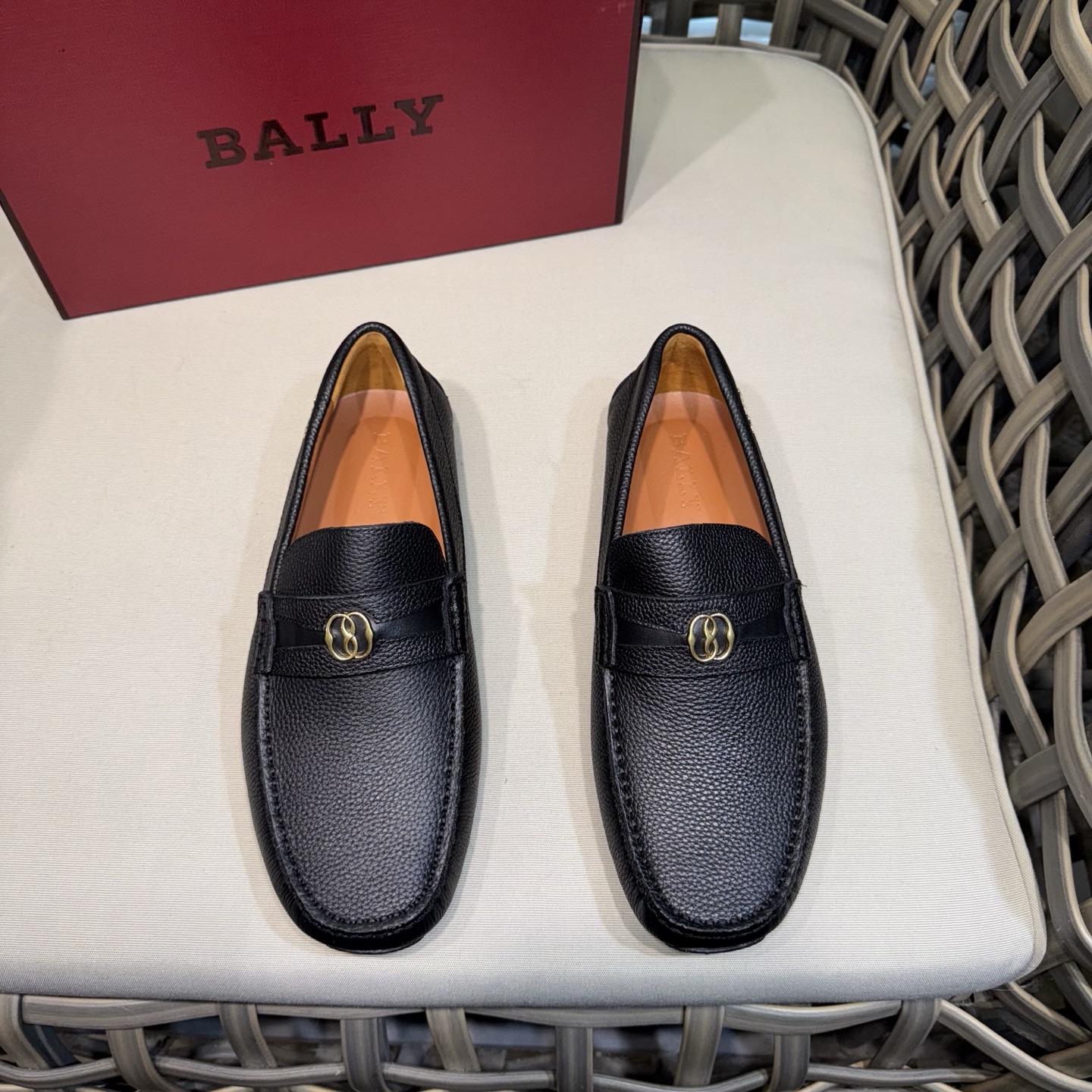 NO:357487,BALLY/Bali classic men's shoes Loafer bean shoes | Use soft cowhide surface | Combining classic leather upper with comfortable split rubber sole | Front stripe buckle details | Original fragrance rubber grip wear-resistant sole | Comfortable and versatile Size38-44 (customized for 45),,bally,loafers,cowhide19860909BALLY/巴利经典款一脚蹬男鞋乐福豆豆鞋｜采用柔软牛皮面｜将经典的皮革鞋面与舒适的分体橡胶鞋底相结合｜正面饰stripe搭扣细节｜原厂香味橡胶抓地耐磨大底｜舒适百搭 Size38-44（45定做）,,bally,loafers,cowhide,Men's shoes