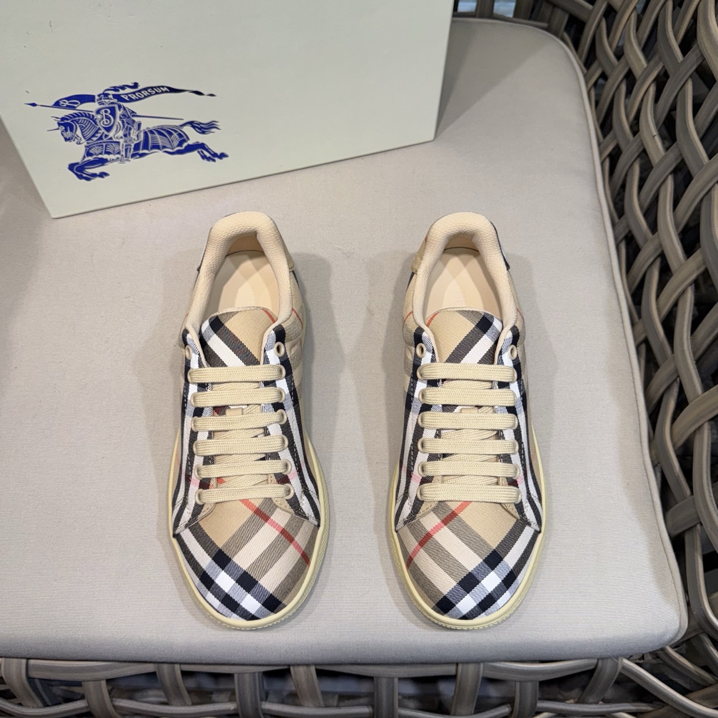 NO:357501,Burberry men's classic low-top plaid canvas sneakers｜Renovation with Vintage vintage plaid cotton material｜Renovation of brand logo｜Top layer cowhide inner｜Heel with Burberry letter embossed logo｜TPU original outsole Size39-44 (customized for 38.45.46),,burberry,burberry,sneakers,cowhide19860909Burberry巴宝莉男士经典低帮格纹帆布运动鞋｜以 Vintage 复古格纹棉材质焕新演绎｜装饰焕新的品牌徽标｜头层牛皮内里｜鞋跟饰有 Burberry 字母压花徽标｜TPU原版大底 Size39-44（38.45.46定做）,,burberry,burberry,sneakers,cowhide,Men's shoes