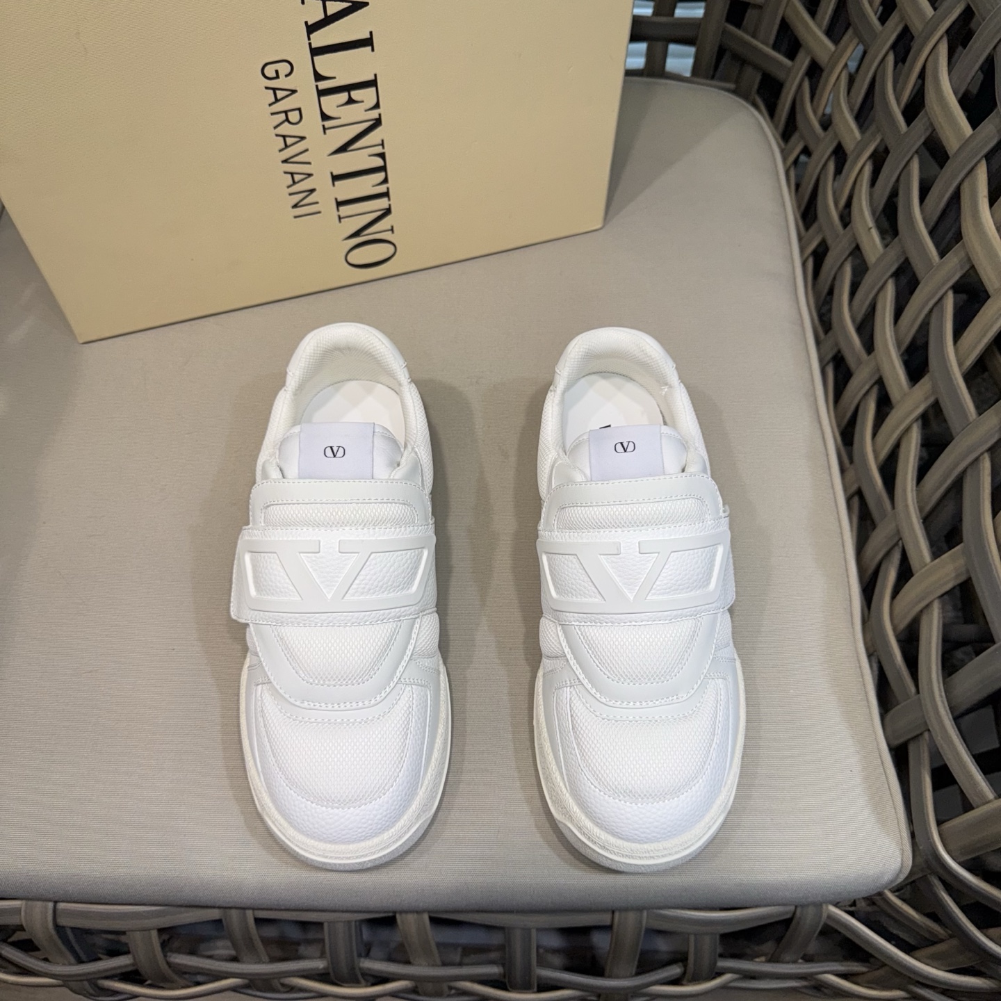 NO:357512,Valentin* new couple sneakers | Imported original leather splicing breathable mesh design | Full texture | 4.5cm thick bottom | Comfortable and fashionable items | Very comfortable foot feeling Size35-44 (customized for 45.46), valentino, valentino, sneakers19860909Valentin* 华伦天奴新款情侣款运动鞋｜进口原版皮料拼接透气网布设计｜质感满满｜底厚4.5cm｜兼具舒适与时髦单品｜脚感非常舒适 Size35-44（45.46定做）,,valentino,valentino,sneakers,Men's shoes