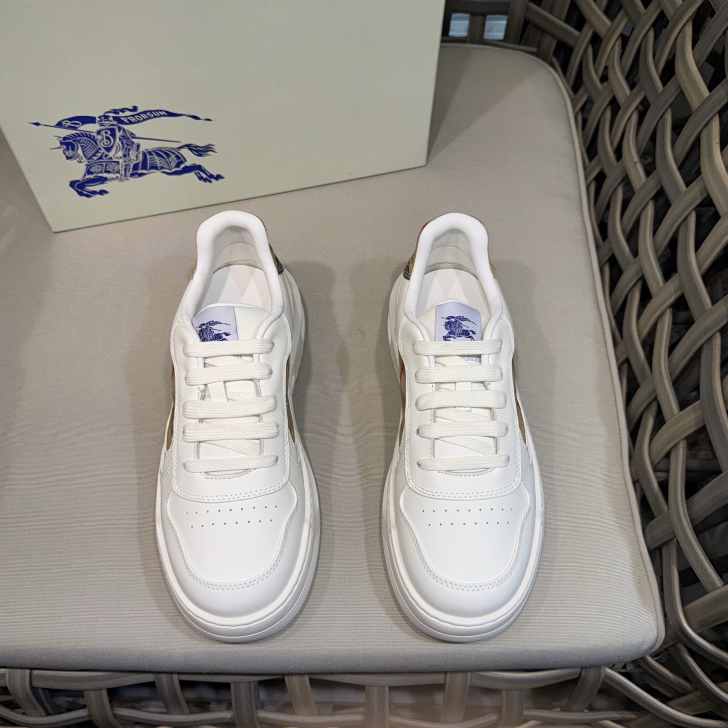 NO:358029,Burberry men's low-top thick-soled plaid canvas sneakers｜Renovation with Vintage retro plaid cotton material｜Renovation of brand logo｜Top layer cowhide inner｜Heel with Burberry letter embossed logo｜PU foam lightweight original outsole｜Light and comfortable top foot Size39-44 (customized for 38.45),,burberry,burberry,sneakers,cowhide19860909Burberry巴宝莉男士低帮厚底格纹帆布运动鞋｜以 Vintage 复古格纹棉材质焕新演绎｜装饰焕新的品牌徽标｜头层牛皮内里｜鞋跟饰有 Burberry 字母压花徽标｜PU发泡轻便原版大底｜上脚轻盈舒适度高 Size39-44（38.45定做）,,burberry,burberry,sneakers,cowhide,Men's shoes