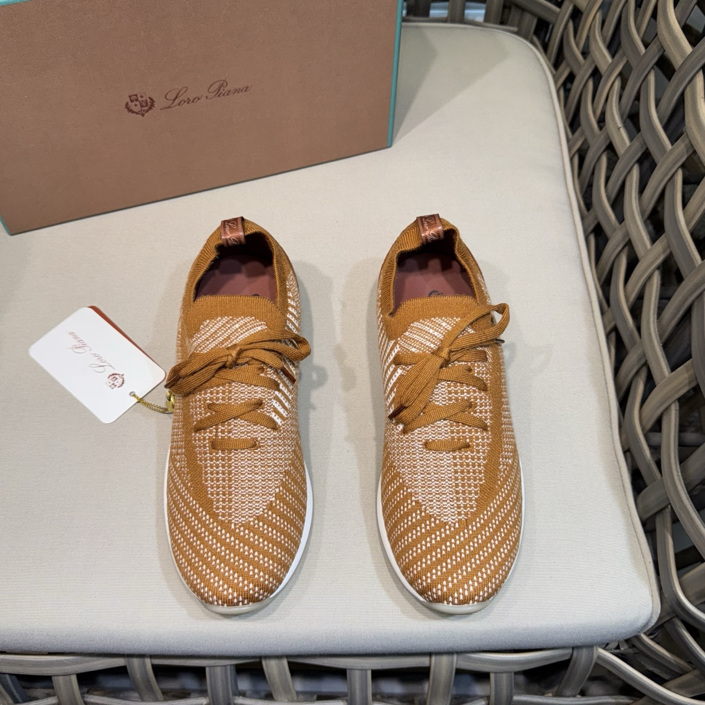 NO:347926,LP new color matching Loro Piana (Nuoyou Pianya) official website same knitted sneakers | Made of Wish wool blended fabric | Upper is made of unique knitted fabric making process | All-round one-to-one restoration counter process flow | Full cowhide pulling process flow for the middle bottom | Add original mold opening light TPU three-color combination mold absorption process sole | Not a normal bulky integrated rubber sole on the market Size39-44 (38.45.46 customized) yuan, loro piga, loro piga, sneakers, cowhide19860909LP新配色Loro Piana(诺悠翩雅)官网同款针织运动鞋｜采用 Wish 羊毛混纺面料制作｜鞋面采用独特针织面料制作工艺｜全方位一比一复原专柜工艺流程｜中底部全牛皮拉绑工艺流程｜加装原版开模轻盈TPU三色组合吸模工艺大底｜绝非市面普通笨重一体橡胶底 Size39-44（38.45.46定做）元,,loro piana,loro piana,sneakers,cowhide,Men's shoes