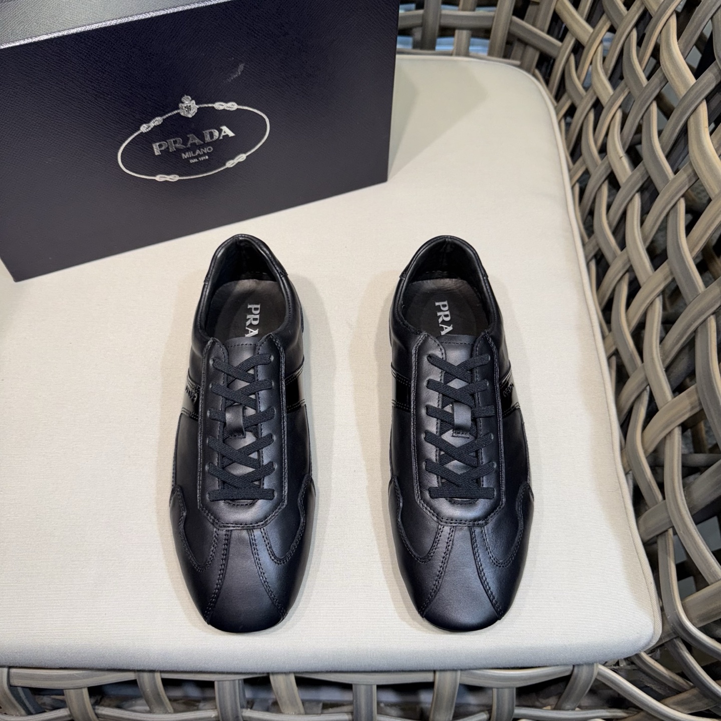 NO:348030,Prada/Prada classic men's lace-up casual shoes｜Imported cowhide upper｜Up seam layer design sense Lightweight breathable｜Soft and comfortable｜Side with PRADA letters｜Excellent sports style Show brand style｜Lightweight concave and convex pattern rubber sole｜Paired with cowhide feet｜Excellent foot feel｜Excellent feel of foot｜With full set of original packaging Size39-44 (customized for 38.45),,prada,prada,cowhide19860909Prada/普拉达经典男士系带休闲鞋｜进口牛皮鞋面｜鞋面缝线层次设计感 轻盈透气｜柔软舒适｜侧面饰以PRADA字母｜颇具与众不同的运动风范 尽显品牌格调｜轻质凹凸花纹橡胶鞋底｜搭配牛皮垫脚内里｜脚感极佳 时尚大气｜配全套原包装 Size39-44（38.45定做）,,prada,prada,cowhide,Men's shoes