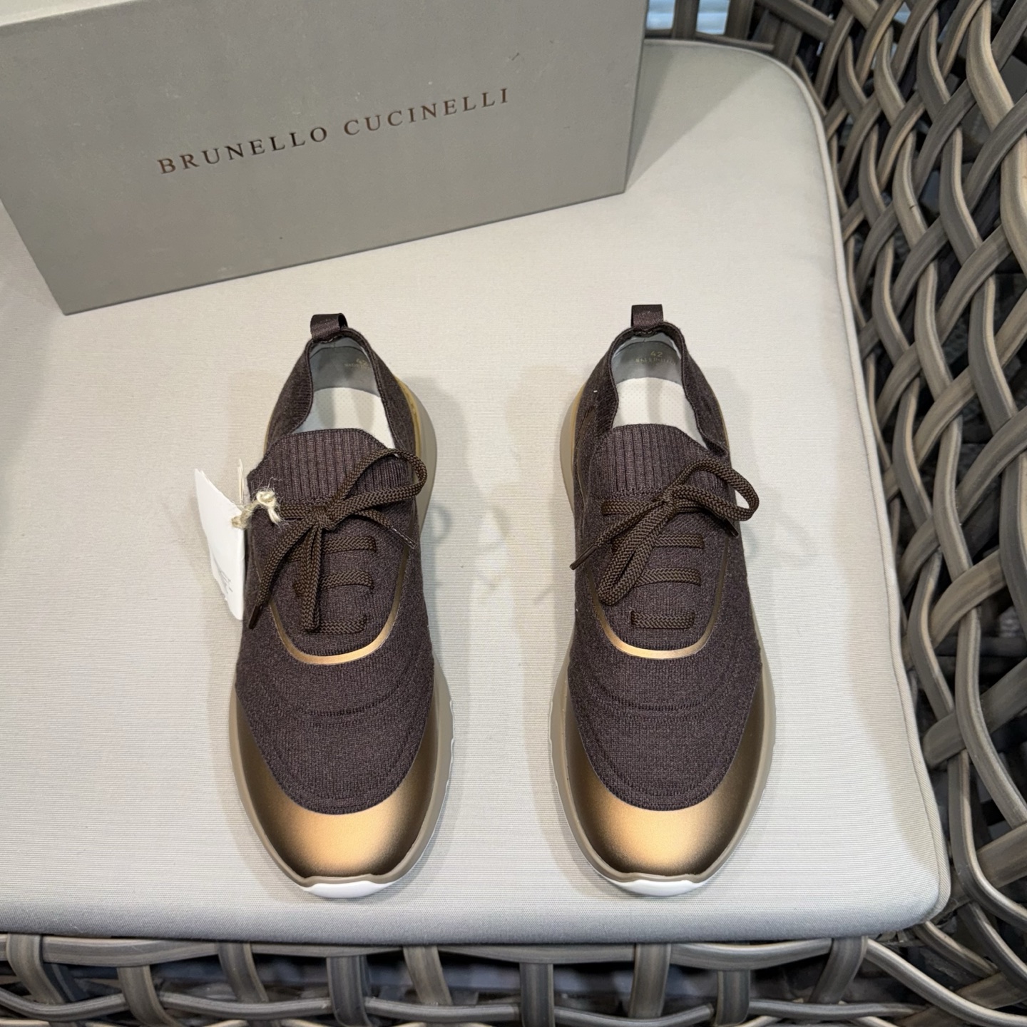 NO:346906,BC new product Brunello Cucinell* knitted sneakers series｜Official price RMB 59,｜Use a cotton knitted upper to interpret classic styles in a modern way｜The contour lines outlined by the hot pressing process contrast with the appearance of the light and comfortable fabric｜A sophisticated combination creates a delicate texture collision｜Selected high-end fabrics The knitted upper blends softness and toughness｜Matches delicate leather details｜The metallic gloss trim finishes the touch｜The unique sparks of retro and trend｜Continue the brand’s low-key luxury gene｜Simple shoe shapes adapt to diverse scenes｜Classic lace-up design takes into account practicality and fashion｜Whether it is a casual wear to create a slack feeling or injects vitality into the formal wear, you can accurately grasp the style, and make every step become a style expression  Size39-44 (38.45.46 Customized), brunello cucinelli,sneakers19860909BC 新品 Brunello Cucinell* 针织运动鞋系列｜官方售价 RMB  59,｜采用全棉针织鞋面以现代方式诠释经典款式｜热压工艺勾勒的轮廓线条与轻薄舒适的织物外观形成鲜明对比｜考究的组合创造出精致的纹理碰撞｜精选高端面料 针织鞋面将柔软与韧性相融｜搭配细腻皮革细节｜金属光泽饰边画龙点睛｜碰撞出复古与潮流交织的独特火花｜延续品牌低调奢华基因｜简约鞋型适配多元场景｜经典系带设计兼顾实用性与时尚感｜无论是搭配休闲装打造松弛感 还是为正装注入活力 都能精准拿捏风格 让每一步都成为风格表达 Size39-44（38.45.46定做）,,brunello cucinelli,sneakers,Men's shoes