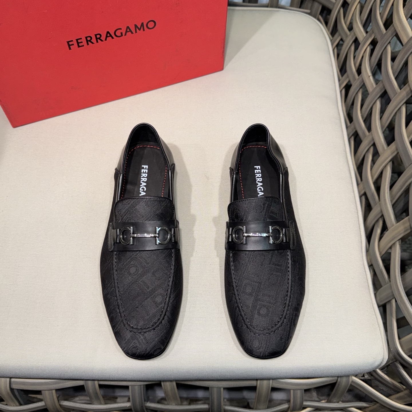 NO:354081,Ferragam*Classic Business Men's Leather Shoes｜Elegant Gentleman's Style｜Pure Handmade Soft Texture and Superb Color｜Imported Cowhide Upper｜Cowhide Inner｜Imported Genuine Leather Soles Size39-44 (customized by 38.45.46), ferragamo, cowhide, Leather Soles19860909Ferragam*经典商务男士皮鞋｜优雅绅士风格来袭｜纯手工打造柔软质感与卓然色彩｜进口牛皮鞋面｜牛皮内里｜意大利进口真皮大底 Size39-44（38.45.46定做）,,ferragamo,cowhide,Leather soles,Men's shoes