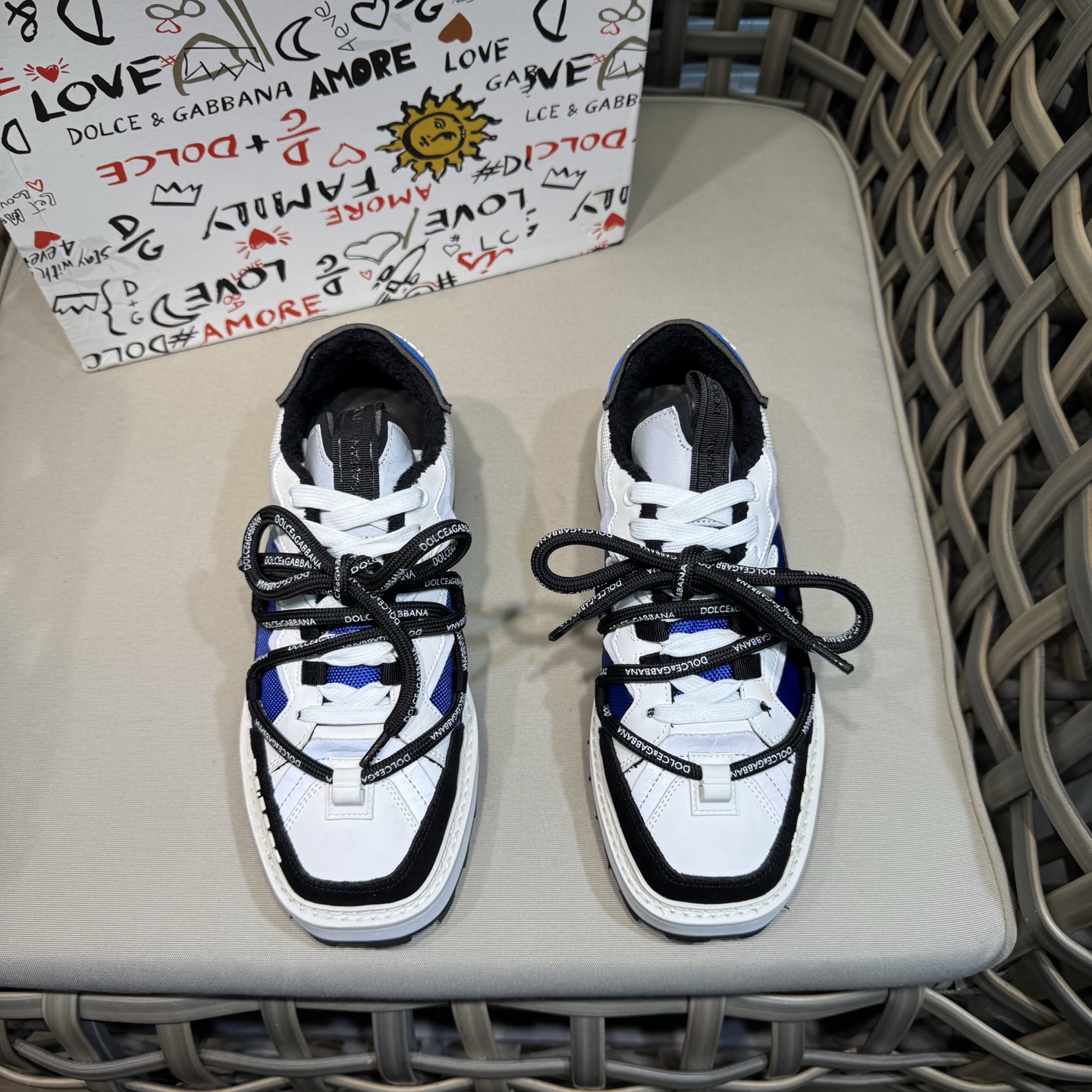 NO:355600,DG high-end boutique trendy and cool bread shoes for men's casual sneakers | Built with imported toe-layer cowhide | rough shoelaces are the finishing touch of the overall shape | Must-have items to enhance style | Fashionable and versatile can add luster to various shapes | exquisite design that creates a unique dynamic vitality and modern atmosphere to show modern and elegant style Size39-44 (customized by 38.45),,sneakers,cowhide19860909DG高端精品潮酷面包鞋男士休闲运动鞋｜进口头层牛皮打造｜粗旷的鞋带是整体造型的点睛之笔｜提升格调的必备单品｜时尚百搭 可为各式造型增光添彩｜塑造独具动感活力与摩登气息的精致设计尽显现代优雅格调 Size39-44（38.45定做）,,sneakers,cowhide,Men's shoes