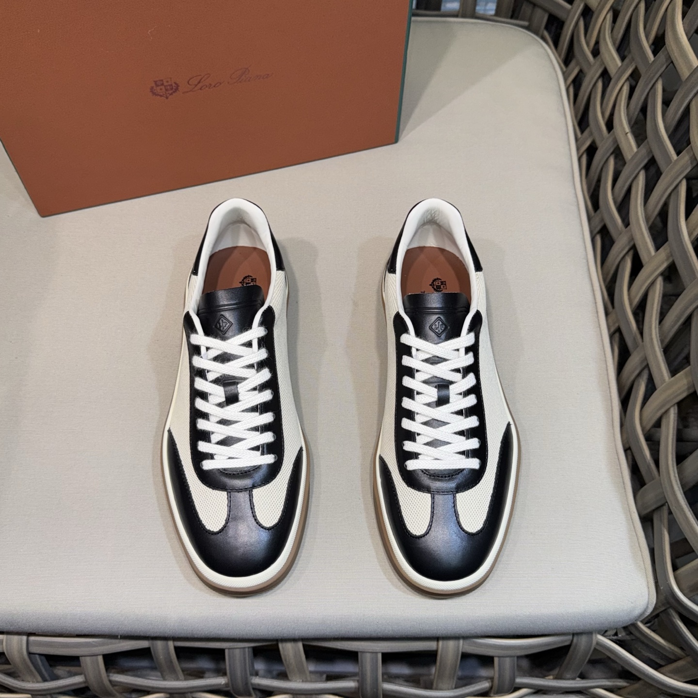 NO:355616,LoroPian*/Nuoyou-Pianya LP Home Teenis walk series men's casual training shoes｜Made with imported cowhide punching color｜Helding style｜Helding logo embossing｜Original mold｜Big glue color translucent sole combination color strips add a line of modernity to the shoes｜Overall refreshing and easy to match｜Full cowhide inner footbed｜Original box packaging with dust bag Size39-44 (customized by 38.45.46),,loro piano,loro piano,cowhide19860909LoroPian*/诺悠-翩雅 LP家Teenis walk系列男士休闲德训板鞋｜采用进口牛皮冲孔拼色制作｜突显运动风范｜后跟饰logo压花｜原版开模｜生胶色半透明鞋底组合颜色沿条则更为鞋子添增了一线现代感｜鞋子整体清清爽爽易搭配｜全牛皮内里垫脚｜专柜原盒包装附防尘袋 Size39-44（38.45.46定做）,,loro piana,loro piana,cowhide,Men's shoes