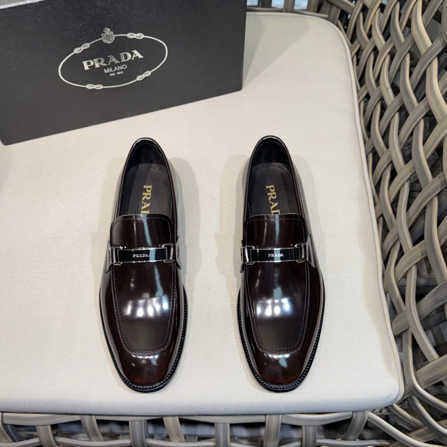 NO:356289,PRAD* Classic Loafer Leather Shoes｜Top Version｜Use original cowhide upper｜Full cowhide inner footbed｜Enameled metal triangle logo｜Imported leather embryo injection molding Size39-44 (customized for 45.46),,prada,loafers,cowhide19860909PRAD*经典乐福皮鞋｜顶级版本｜采用原版牛皮鞋面｜全牛皮内里垫脚｜饰以珐琅金属三角形徽标｜进口皮胚注塑 Size39-44（45.46定做）,,prada,loafers,cowhide,Men's shoes