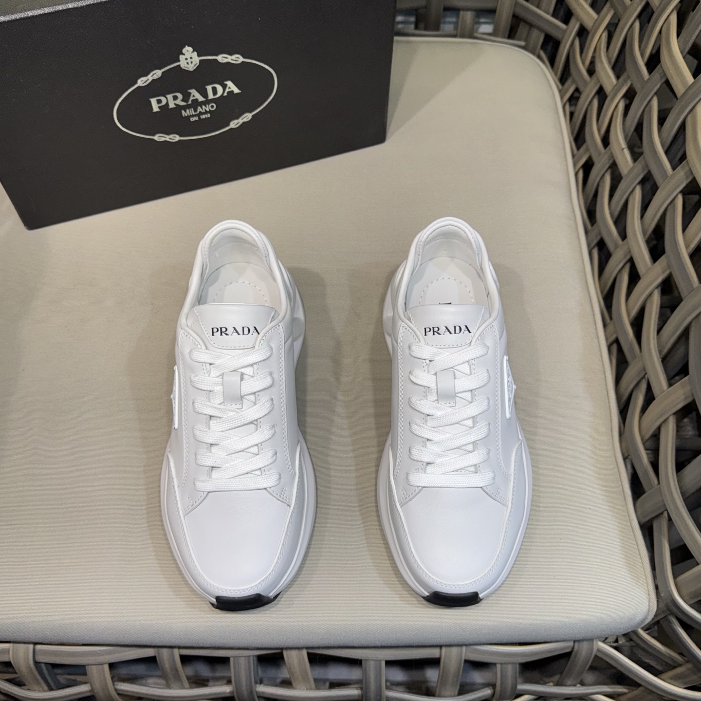 NO:356306,Prada/Prada classic men's casual sneakers｜Vietnamese Napa calf leather surface｜Material details｜Simple toe split-out classic style splicing｜lace opening and closing｜Side classic triangle logo｜Simple and atmospheric｜Standard red label tongue｜Real leather silver label logo footbed｜Full calf in the inner ｜Sports style｜Comfort is perfect Size39-44 (customized for 38.45),,prada,prada,sneakers,cowhide19860909Prada/普拉达经典男士休闲运动鞋｜越南产猛货 纳帕小牛皮面｜材质看细节｜简易鞋头内外腰分开式经典版型拼接｜系带开合｜侧面经典三角标识｜简单大气｜标配红标鞋舌｜真皮银标logo垫脚｜内里全小牛｜运动版型｜舒适度简直完美 Size39-44（38.45定做）,,prada,prada,sneakers,cowhide,Men's shoes