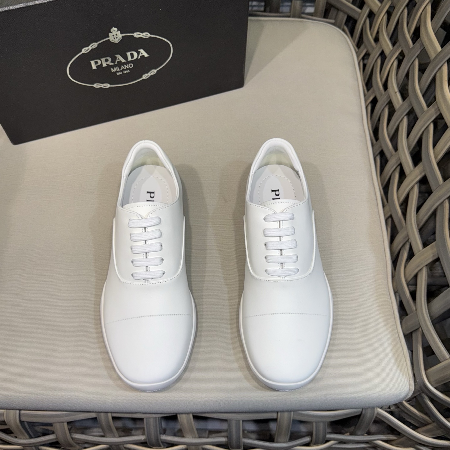 NO:356333,Prada/Prada classic men's casual sneakers｜Vietnamese Napa calf leather surface｜Material details｜Simple toe split-out classic style splicing｜lace opening and closing｜Side classic triangle logo｜Simple and atmospheric｜Standard red label tongue｜Real leather silver label logo footbed｜Full calf in the inner ｜Sports style｜Comfort is perfect Size39-44 (customized for 38.45),,prada,prada,sneakers,cowhide19860909Prada/普拉达经典男士休闲运动鞋｜越南产猛货 纳帕小牛皮面｜材质看细节｜简易鞋头内外腰分开式经典版型拼接｜系带开合｜侧面经典三角标识｜简单大气｜标配红标鞋舌｜真皮银标logo垫脚｜内里全小牛｜运动版型｜舒适度简直完美 Size39-44（38.45定做）,,prada,prada,sneakers,cowhide,Men's shoes