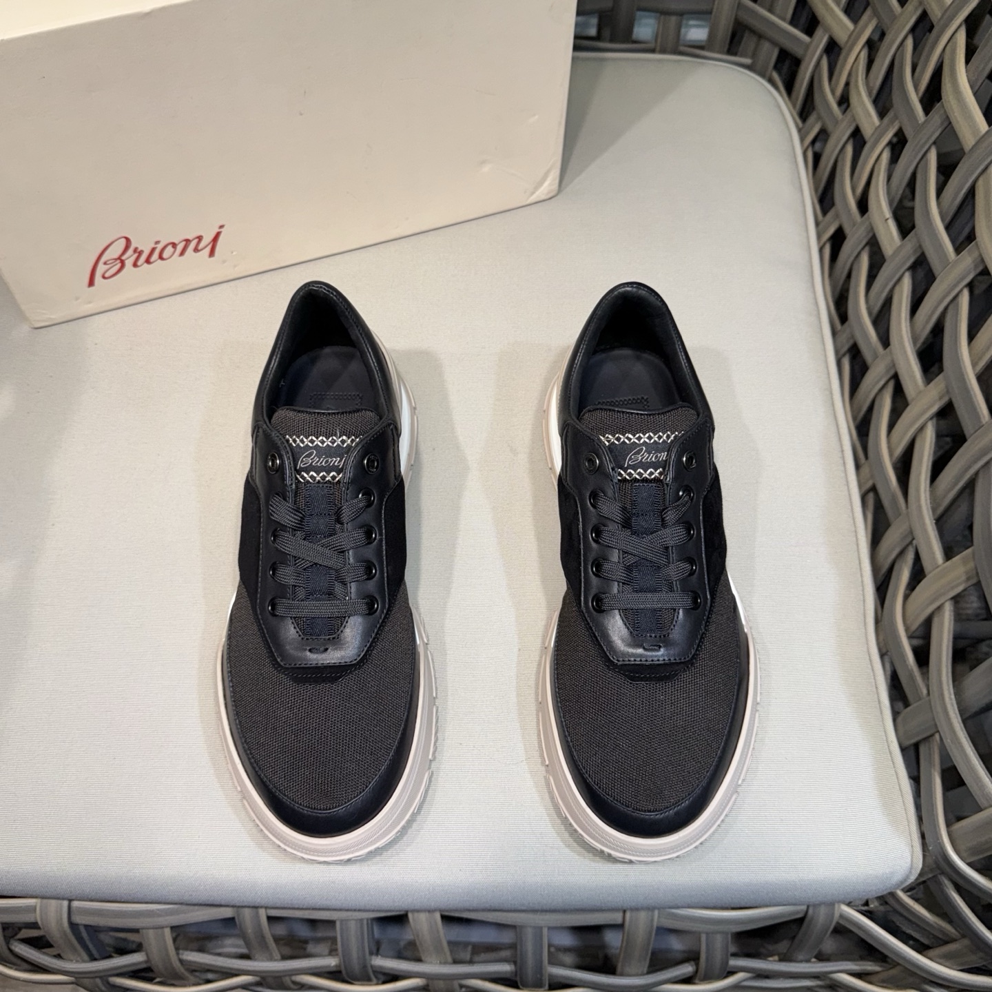 NO:346922,Brioni official website synchronized men's sneakers｜Mixed material running shoes｜Integrated design Brioni sewing label｜Fused Napa leather side straps and brand classic legion stripes｜This running shoes are handmade in Italy｜Lightweight combination soft sole creates elegant and extraordinary shape Size39-44 (customized for 38.45.46),,sneakers19860909Brioni 官网同步男士运动鞋｜混合材质跑步鞋｜一体式设计Brioni缝纫标签｜融合纳帕皮侧饰带和品牌经典军团条纹｜这款跑步鞋在意大利手工精制而成｜轻质组合软底 打造高雅不凡造型  Size39-44（38.45.46定做）,,sneakers,Men's shoes