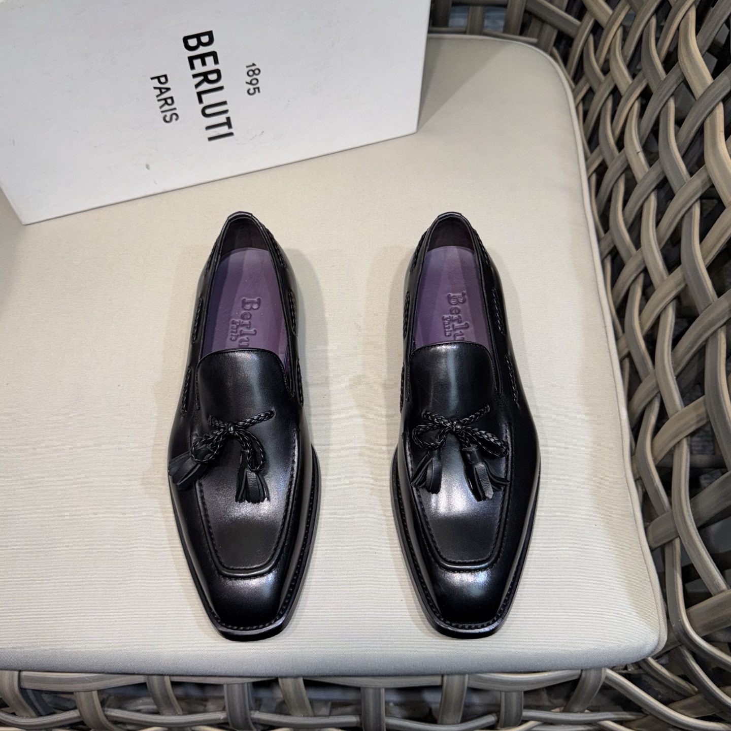 NO:357019,Berlut* New men's hand-made colored loafers leather shoes shipped ｜Speed ​​high-quality imported calfskin embryo polishing color｜Calf leather upper｜Cold sticking craftsmanship｜Simple atmospheric｜Real leather piano sole rubber combination outsole has excellent anti-slip effect｜Tip copper buckle has artistic charm｜Original custom packaging is available Size39-44 (customized by 38.45.46),,loafers,cowhide19860909Berlut* 布鲁提 新款男士手工擦色乐福鞋皮鞋出货 ｜渠道精品｜甄选优质进口小牛皮胚擦色｜小牛皮鞋面｜冷粘工艺｜古朴大气｜真皮琴底橡胶组合大底防滑效果极好｜鞋尖铜扣很有艺术韵味｜原版定制包装发售 Size39-44（38.45.46定做）,,loafers,cowhide,Men's shoes