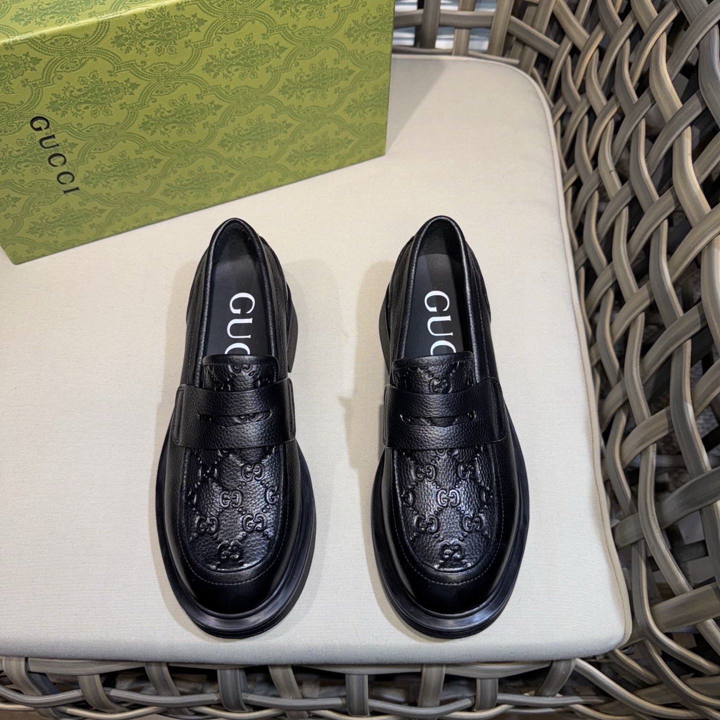 NO:621073,GUCCI's new casual leather shoes | Synchronous official website | This men's shoe design is rooted in the brand's heritage | Crafted from original cow leather | Embellished with GG embossed cow leather details | A tribute to Gucci's classic monogram | The rubber sole decorated with GG pattern adds a touch of modern fashion to this design | Exclusive molded GG rubber sole Size39-44 (customized at 38.45.46),,gucci,cowhide19860909GUCCI新款休闲皮鞋｜同步官网｜这款男鞋设计根植于品牌的传承｜采用原版牛皮革精心制作｜缀饰GG压花牛皮革细节｜向Gucci经典字母图案致敬｜饰有GG图案的橡胶鞋底为这款设计增添了一抹现代时尚风范｜独家开模GG橡胶鞋底 Size39-44（38.45.46定做）,,gucci,cowhide,Men's shoes