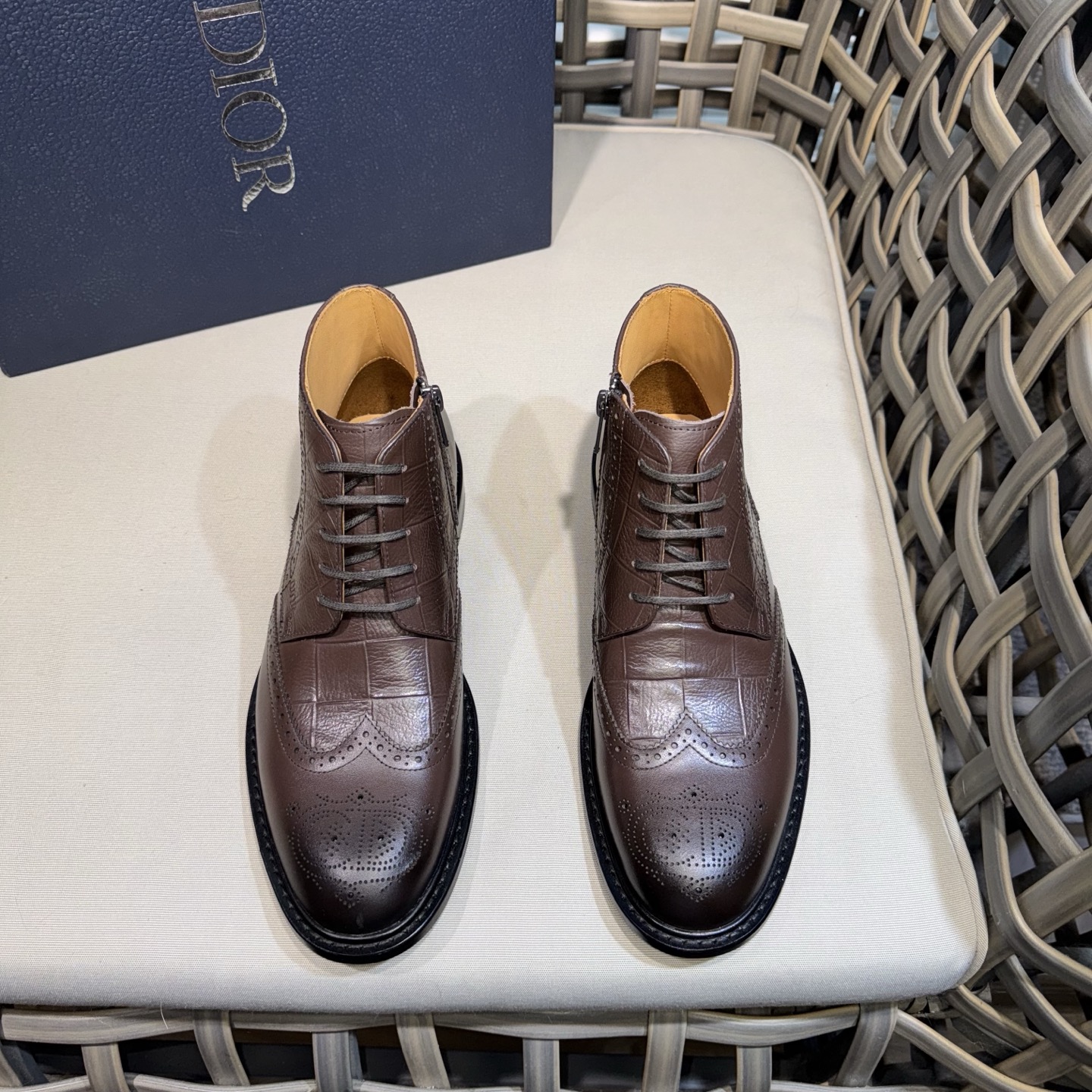 NO:621475,CD's new product Dior men's brogue short boots mid-top leather boots | A cross-border masterpiece between French luxury and British yuppie | Haute couture genes meet the retro style of brogue carvings | Made of top calfskin/open edge beaded leather | Some shoes use crocodile pattern embossing process | Full gloss and rich layers  ｜Classic brogue carving craftsmanship runs through the shoe body｜Exquisite punching and texture are as delicate as works of art｜The side zipper design hides ingenuity, which not only ensures the convenience of putting on and taking off, but also keeps the upper lines simple and smooth｜The inner lining is made of calf leather with excellent skin-friendliness｜Full comfort when walking｜Using Italian genuine leather outsole with composite rubber bottom sheet｜The silhouette of the short boots is neat and capable  The tailoring that fits the ankle not only retains the cool style of the boots, but also perfectly fits a variety of outfits such as trousers and jeans | Creating the fashion possibility of 'one shoe with many looks' Size39-44 (customized at 38.45.46),, dior, dior, boots, jeans, cowhide, Leather soles19860909CD家新品Dior 迪-奥男士布洛克短靴中帮皮靴｜法式奢华与英伦雅痞的跨界杰作｜高定基因邂逅布洛克雕花的复古风情｜选用顶级小牛皮/开边珠亮皮｜部分鞋款采用鳄鱼纹压花工艺｜光泽度饱满且富有层次 ｜经典布洛克雕花工艺贯穿鞋身｜精致的冲孔与纹路如艺术品般细腻｜侧边拉链设计暗藏巧思 既保证了穿脱的便捷性又让鞋面线条保持简洁流畅｜内里采用亲肤性极佳的小牛皮质衬里｜行走时的舒适感拉满｜采用意大利真皮大底复合橡胶底片｜短靴廓形利落干练 贴合脚踝的剪裁既保留了靴子的飒爽型格 又能完美适配西裤、牛仔裤等多种穿搭｜打造“一鞋多搭”的时尚可能性 Size39-44（38.45.46定做）,,dior,dior,boots,jeans,cowhide,Leather soles,Men's shoes