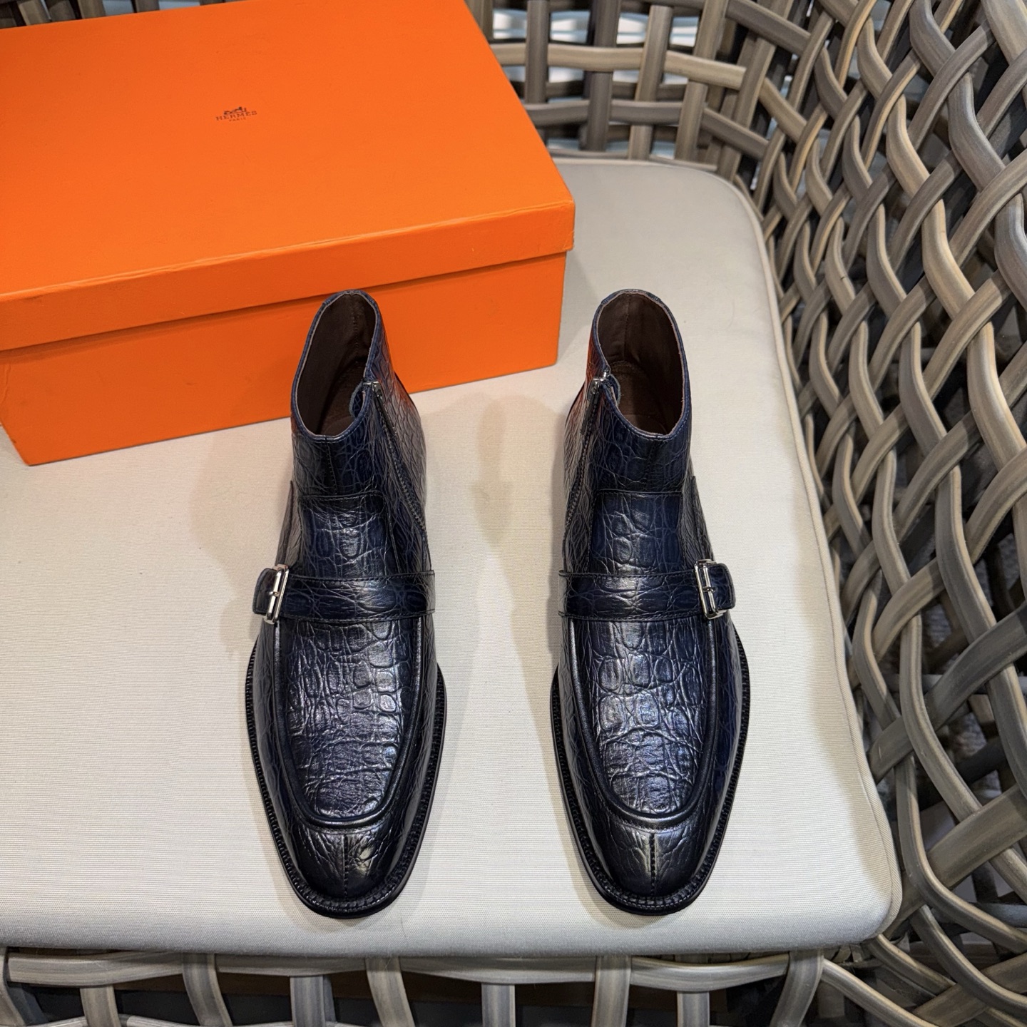 NO:621478,Hermè*s  Crocodile pattern men's short leather boots｜Selected imported crocodile pattern embossed cowhide｜Every inch of texture replicates the natural texture of crocodile leather｜It not only has a wild visual impact, but also has the soft texture and breathability of real leather｜Iconic gold  The buckle is derived from Hermès’ classic harness elements | The cold luster of the silver metal contrasts sharply with the warm tone of the leather, becoming the visual focus of the shoe | The side zipper design takes into account both the convenience of putting on and taking off and the integrity of the upper  Effortlessly create a gentleman's look｜Using Italian genuine leather outsole｜The heel is decorated with a rubber backing｜The hand-sewn welt is integrated with the outsole｜It adopts a neat short boot silhouette. The tailoring that fits the ankle retains the coolness of the boots without looking draggy｜Easily adapts to suit pants, casual pants and other trousers.  Size39-44 (38.4546. Customized),,hermes,hermes,boots,business suit,cowhide,crocodile skin,Leather soles19860909爱马-仕 Hermè*s 鳄鱼纹男士短靴皮靴｜精选进口鳄鱼纹压花牛皮｜每一寸纹理都复刻了鳄鱼皮的天然肌理｜既有野性的视觉冲击,又兼具真皮的柔软质感与透气性｜标志性的金属扣饰源自爱马-仕经典马具元素｜银色金属的冷冽光泽与皮革的暖调形成鲜明对比,成为鞋款的视觉焦点｜侧边拉链设计兼顾了穿脱的便捷性与鞋面的完整性 让绅士造型的打造毫不费力｜采用意大利真皮大底｜后跟饰以橡胶底片｜手工缝制的沿条与大底浑然一体｜采用利落的短靴廓形 贴合脚踝的剪裁既保留了靴子的飒爽 又不显拖沓｜轻松适配西装裤、休闲裤等多种裤型 Size39-44（38.4546.定做）,,hermes,hermes,boots,business suit,cowhide,crocodile skin,Leather soles,Men's shoes