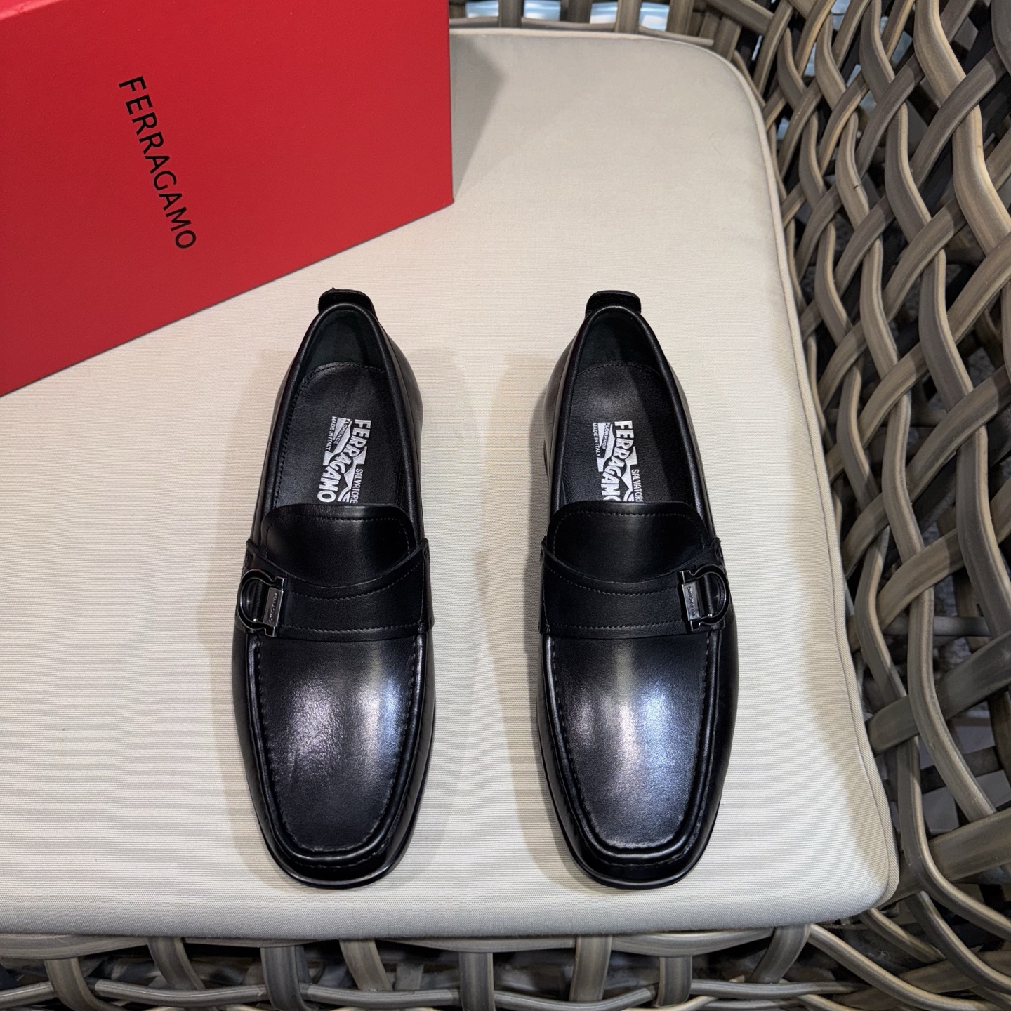 NO:640011,Ferrgam*GANCINI buckled moccasins | A modern interpretation of Fer~gamo's classic shoe shape | Soft cowhide moccasins decorated with personalized Gancini buckles | Add a touch of avant-garde fashion to the original style | The upper is hand-stitched | Refined using the 'Tubular' bag structure process unique to high-end shoemakers | This process ensures that the shoes are soft and light  Size39-44 (customized at 38.45),,ferragamo,cowhide19860909Ferrgam*GANCINI扣饰莫卡辛鞋｜以现代风格诠释Fer～gamo经典鞋型｜柔软的牛皮莫卡辛鞋饰有个性化Gancini扣饰｜为原创风格增添一丝前卫时尚气息｜鞋面经手工缝制｜采用高端制鞋工匠特有的“Tubular”袋状结构工艺精制而成｜此工艺确保鞋履柔软轻盈 Size39-44（38.45定做）,,ferragamo,cowhide,Men's shoes