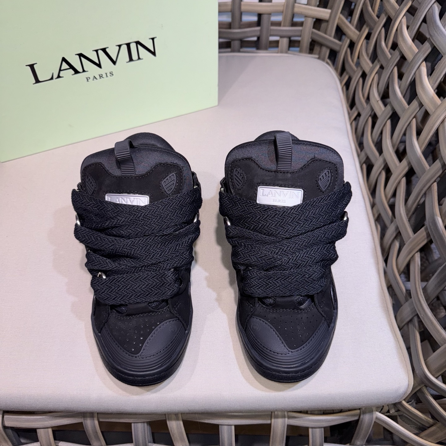 NO:640014,LANVIN [Purchase Level] Couple model Bruno Sialelli launches sneakers inspired by the 1990s, highlighting the characteristics of delicate design and bold style. This exquisitely designed collage sneaker is made of nappa calfskin, suede and mesh. The round shoe shape and padded tongue ensure extraordinary comfort. The upper is printed with LANVIN's classic mother and daughter logo, and the details highlight the quality and style. Upper material: cow leather + cow split suede + fabric  Size35-44 (45.46 customized),, brunello cucinelli, sneakers, cowhide19860909LANVIN浪凡【代购级】 情侣款 Bruno Sialelli推出以90年代为灵感的运动鞋,彰显设计细腻、造型张扬的特点.这款设计精巧的拼贴运动鞋以纳帕小牛皮、绒面革和网纱制作,圆润鞋型、垫料鞋舌确保超凡的舒适感受.鞋帮处印有LANVIN经典的母女标识,细节之处彰显品质格调. 鞋帮材质:牛皮革+牛剖层绒面革+织物 Size35-44（45.46定做）,,brunello cucinelli,sneakers,cowhide,Men's shoes