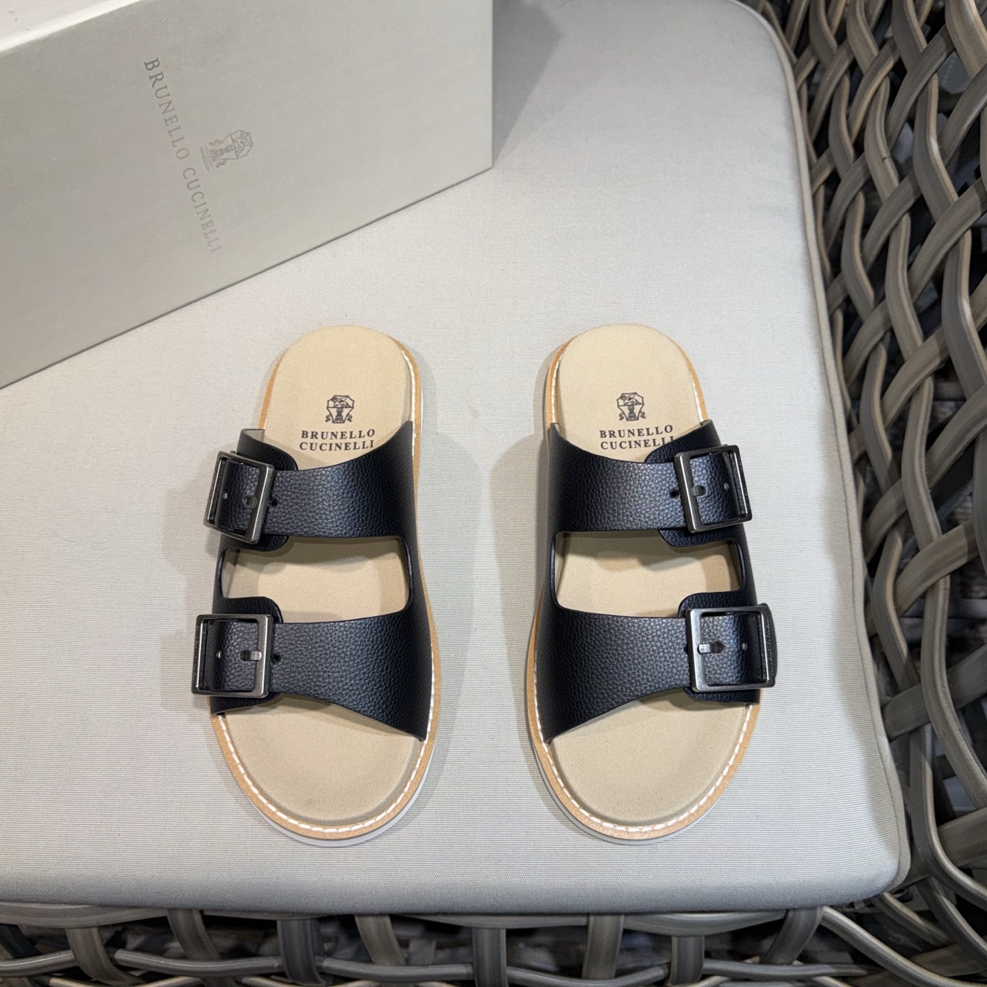 NO:665052,Brunello Cucinelli  BC men's casual sandals | The fabric of this sandal slipper is made of high-mercerized frosted cowhide imported from Italy | The outer waist part of the upper is inlaid with brand electroplating and distressed craft buckles | The buckle can be retracted at will | It can be used to slim down the ankle  Control | Rubber foam outsole with high density and elasticity | Wear-resistant and not easy to deform | The shape of this sandal slipper can be called a classic and never goes out of style | Personalized logo and unique water ripple groove design on the outsole | The level of luxury is instantly overwhelming  Size39-44 (customized at 45.46),, brunello cucinelli, slippers, cowhide19860909Brunello Cucinelli BC男士休闲男凉拖鞋｜此款凉拖鞋鞋面料采用意大利进口高丝光磨砂牛皮｜鞋面外腰部位镶嵌品牌电镀做旧工艺扣带｜扣带可随意伸缩｜减肥脚廋都可以驾驭｜密度弹性大的橡胶发泡大底｜耐磨不易变形｜此款凉拖鞋鞋型堪称经典永不过时｜外底上的个性logo和独特的水波纹凹槽设计｜奢华度瞬间爆棚 Size39-44（45.46定做）,,brunello cucinelli,slippers,cowhide,Men's shoes