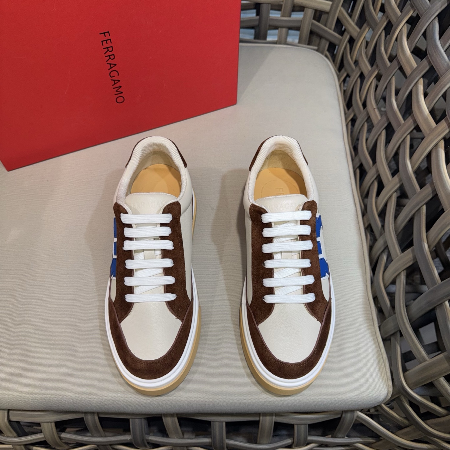 NO:680731,Ferragam* men's casual sports sneakers | This low-top casual shoe is made of smooth cowhide | Embellished with fabric inserts to highlight dynamic vitality | Inspired by the shoes of the 1990s | Matched with tonal laces to make it more sophisticated | Equipped with lightweight rubber platform | embossed logo on the bottom of the heel Size39-44 (38.45 custom-made),,ferragamo,ferragamo,cowhide19860909Ferragam*菲拉格慕男士休闲运动板鞋｜这款低帮休闲鞋选用光滑牛皮制成｜点缀织物嵌饰以彰显动感活力｜其灵感源自九十年代鞋款｜搭配同色调鞋带使其愈显考究｜配以轻盈橡胶厚底｜鞋跟底部点缀压花标识 Size39-44（38.45定做）,,ferragamo,ferragamo,cowhide,Men's shoes