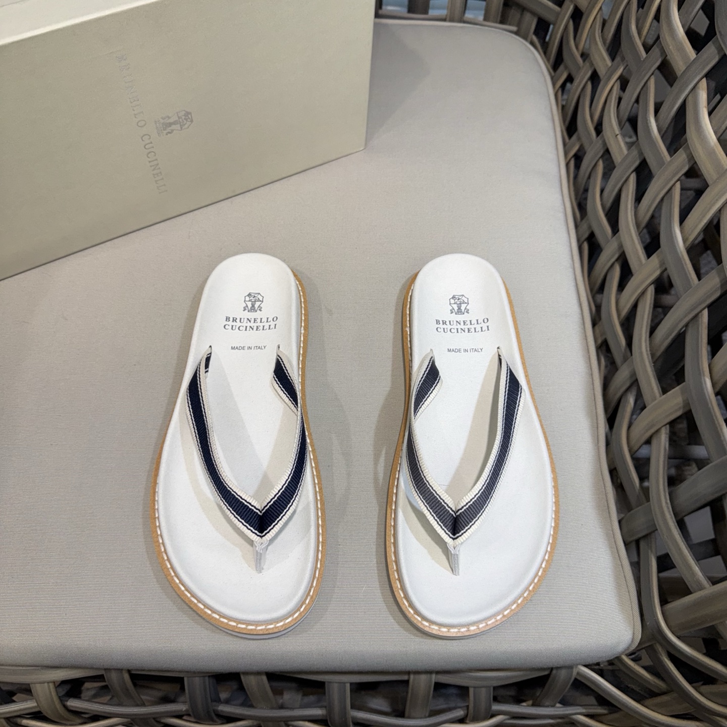 NO:680737,Brunello Cucinelli BC men's casual sandals | The fabric of this sandal and slipper is made of high-mercerized frosted cowhide imported from Italy | It can be controlled by slimming feet | The rubber foam outsole with high density and elasticity | Wear-resistant and not easy to deform | The shape of this sandal and slipper is classic and never goes out of style | The personalized logo on the outsole and the unique water ripple groove design | The luxury is instantly overwhelming  Size39-44 (customized at 45.46),, brunello cucinelli, slippers, cowhide19860909Brunello Cucinelli BC男士休闲男凉拖鞋｜此款凉拖鞋鞋面料采用意大利进口高丝光磨砂牛皮｜减肥脚廋都可以驾驭｜密度弹性大的橡胶发泡大底｜耐磨不易变形｜此款凉拖鞋鞋型堪称经典永不过时｜外底上的个性logo和独特的水波纹凹槽设计｜奢华度瞬间爆棚 Size39-44（45.46定做）,,brunello cucinelli,slippers,cowhide,Men's shoes