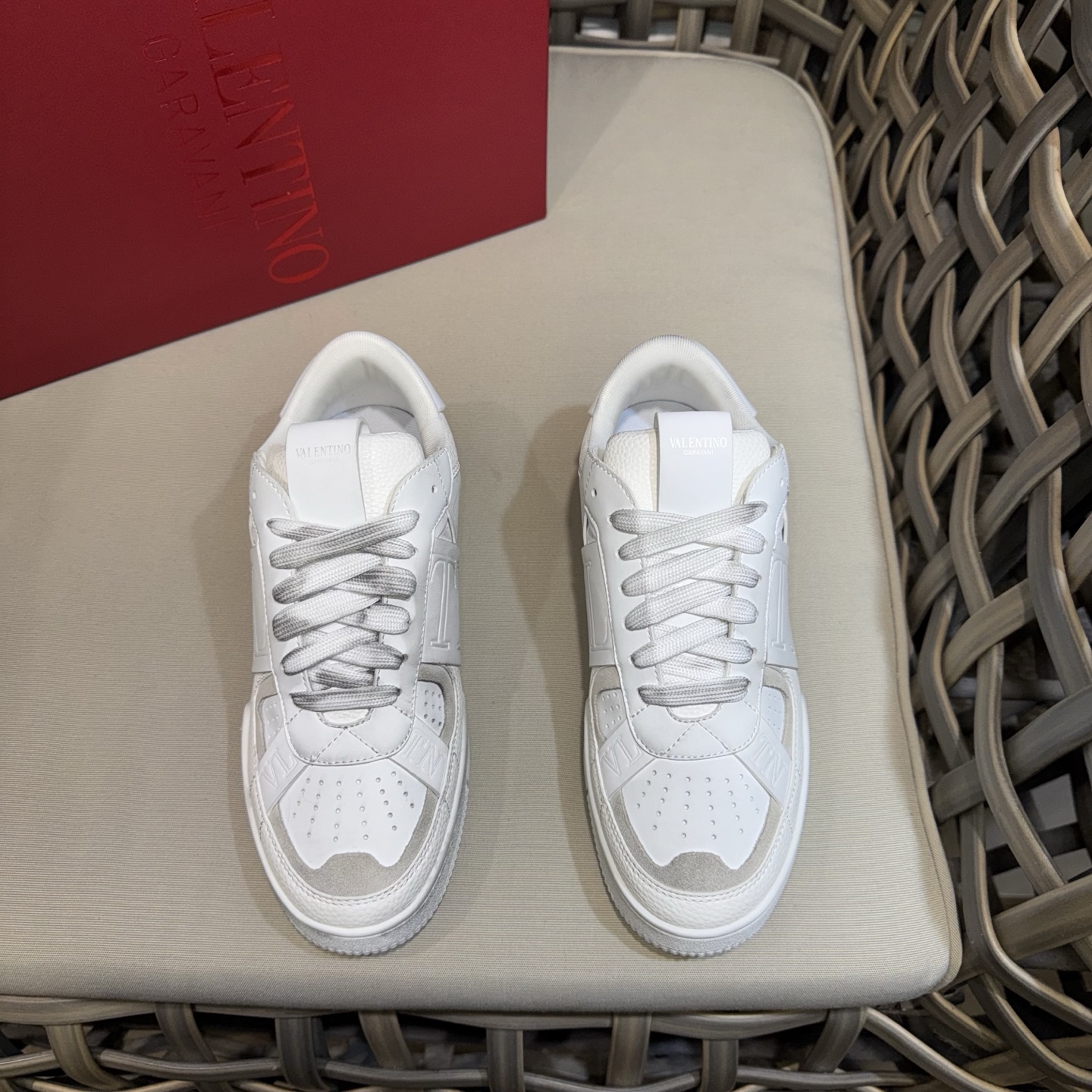 NO:680745,Valentin* Valentino low-top men's white shoes｜Imported original grained calfskin contrasting design｜Breathable mesh lining｜Full texture｜Comfortable and fashionable item｜Very comfortable foot feel Size39-44 (customized at 38.45.46),,valentino,valentino,cowhide19860909Valentin* 华伦天奴低帮男士小白鞋｜进口原版粒面小牛皮撞色设计｜透气网布内里｜质感满满｜兼具舒适与时髦单品｜脚感非常舒适 Size39-44（38.45.46定做）,,valentino,valentino,cowhide,Men's shoes