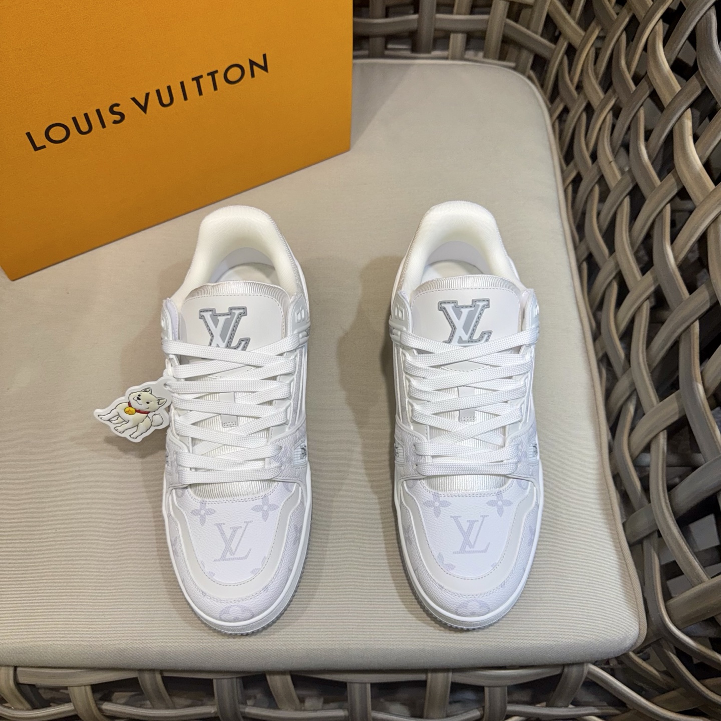 NO:690069,The top version of the LV Trainer series men's classic sneakers | Seoul limited edition Jindo dog series | Designer Virgil Abloh draws creative expression from retro basketball shoes to launch this LV Trainer sneaker | Monogram canvas body decorated with rubber LV letters and Vuitton logo | Monogram flowers blossom on the outsole to create a unified tone with the upper | LV letters on the tongue and Vuitton logo on the side continue the iconic element Monogram  Flowers bloom on the rubber-injected outsole｜The tongue is decorated with LV letters and the side is decorated with the Vuitton logo｜Standard memory foam foot pads are very comfortable on the foot Size39-44 (customized at 38.45.46),,louis vuitton,sneakers19860909顶级版本LV Trainer系列男士经典板鞋｜首尔限定版珍岛犬系列｜设计师 Virgil Abloh 向复古篮球鞋汲取创意表达 推出本款 LV Trainer 运动鞋｜Monogram帆布鞋身点缀橡胶 LV 字母和 Vuitton 标识｜外底绽放 Monogram 花卉 与鞋面构筑一体色调｜饰有鞋舌的 LV 字母和侧面的 Vuitton 标识延续标志性元素 Monogram 花卉绽放于注胶外底｜鞋舌饰有 LV 字母,侧面饰有Vuitton 标识｜标配记忆棉脚垫 上脚非常舒适 Size39-44（38.45.46定做）,,louis vuitton,sneakers,Men's shoes