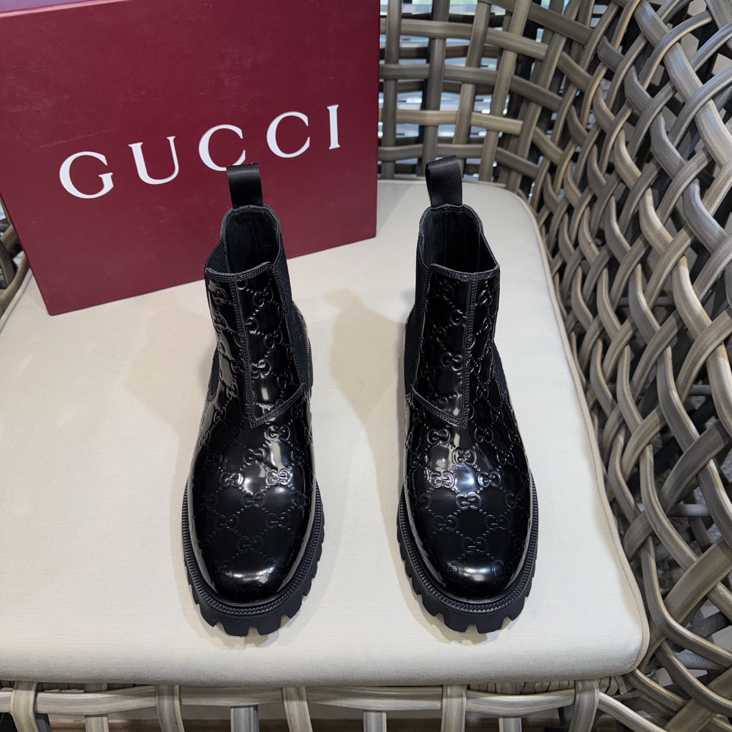 NO:704696,GUCCI official website synchronized short boots | Fully imported original cowhide from Italy | Embossed GG concave and convex texture for a super texture | Heel webbing embroidered logo embellishment | Imported calfskin lining | Latex rebound cowhide pad | Jacques silk combination + high elastic wear-resistant and non-slip outsole | Light on the foot and super comfortable  Size39-44 (customized at 38.45.46),,gucci,boots,cowhide19860909GUCCI官网同步短靴｜意大利全面进口原厂牛皮｜压花GG凹凸感呈现超强质感｜后跟织带刺绣logo点缀｜内里进口小牛皮｜乳胶回力牛皮垫｜雅克丝组合+高弹耐磨防滑大底｜上脚轻便 超强舒适感 Size39-44（38.45.46定做）,,gucci,boots,cowhide,Men's shoes