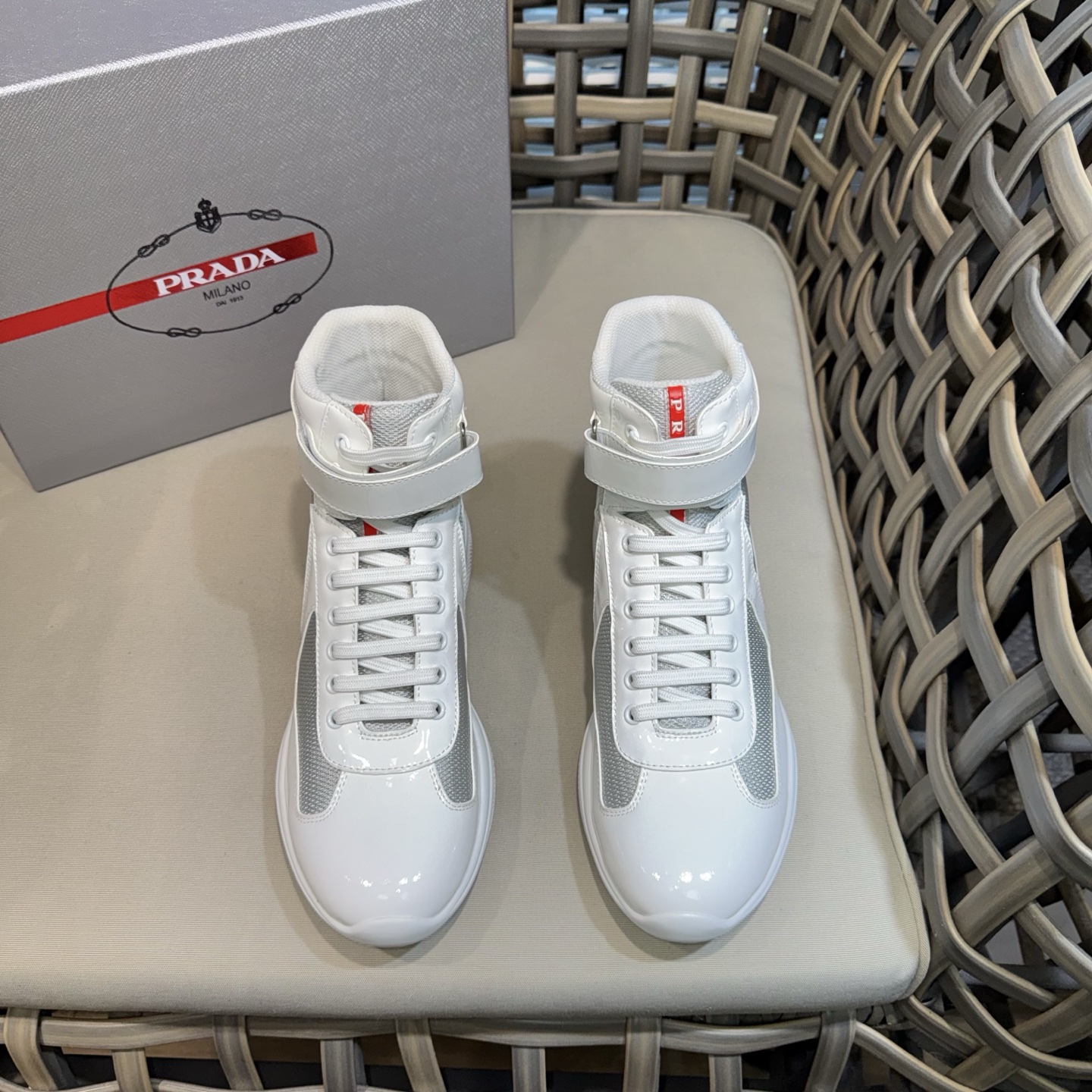 NO:704697,Prad*America's Cup classic high-top sneakers｜The upper is made of imported cow patent leather spliced ​​with polyamide fiber material｜Breathable mesh lining｜Ultra-light PU outsole｜Fashionable and versatile item Size39-44 (customized at 38.45.46.47),, prada, sneakers19860909Prad*America's Cup 经典款高帮运动鞋｜鞋面采用进口牛漆皮拼接聚酰胺纤维材质｜透气网布内里｜超轻便PU大底｜时尚百搭单品 Size39-44（38.45.46.47定做）,,prada,sneakers,Men's shoes