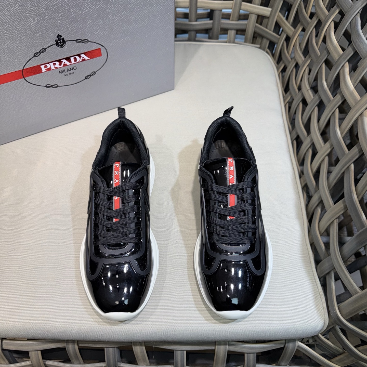 NO:704699,Prad*America's Cup classic low-top sneakers | This patent sneaker is embedded with Bike fabric | The tongue and sole are decorated with the recognizable Prada Linea Rossa logo to further enhance the style | The upper is made of imported cowhide | Breathable mesh lining | Ultra-light PU outsole | Fashionable and versatile item  Size39-44 (customized at 38.45.46.47),,prada,sneakers,cowhide19860909Prad*America's Cup 经典款低帮运动鞋｜这款漆面运动鞋内嵌Bike织物｜鞋舌和鞋底饰以富有辨识度的Prada Linea Rossa标识 进一步提升格调｜鞋面采用进口牛皮｜透气网布内里｜超轻便PU大底｜时尚百搭单品 Size39-44（38.45.46.47定做）,,prada,sneakers,cowhide,Men's shoes