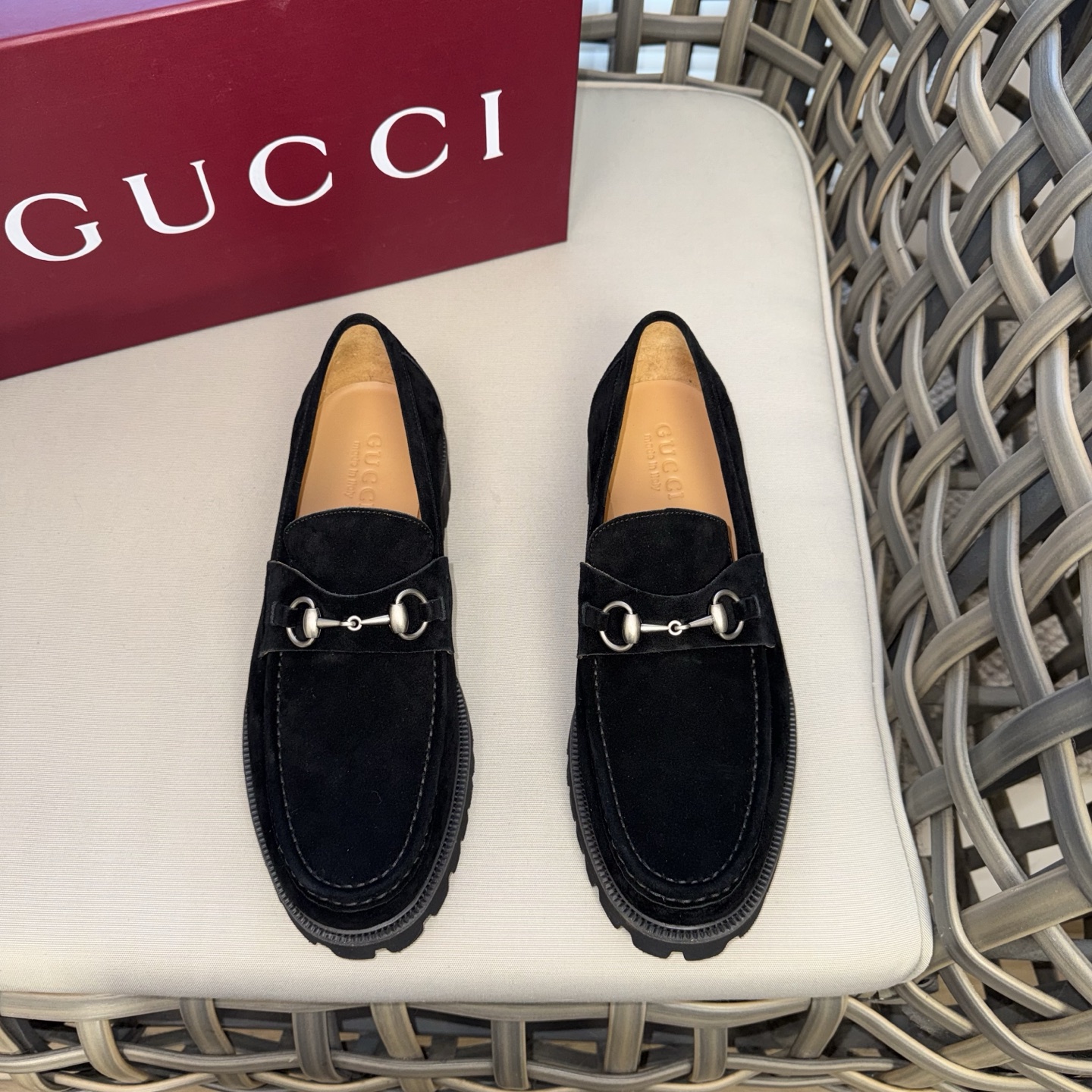 NO:830910,GUCCI's new webbing loafers | Synchronous official website | Made of imported original cowhide | Upper decorated with GG classic horsebit | Give the whole design a unique charm | Excellent interpretation of the brand's design concept of inheriting classics, focusing on the present and looking forward to the future | Exclusive molded rubber groove sole | Super light on the foot Size39-44 (customized at 38.45.46),,gucci,loafers,cowhide19860909GUCCI新款织带乐福鞋｜同步官网｜采用进口原版牛皮制作｜鞋面饰GG经典马衔扣｜赋予整个设计以别致魅力｜出色诠释品牌传承经典、着眼当下和展望未来的设计理念｜独家开模橡胶沟纹鞋底｜上脚超轻便 Size39-44（38.45.46定做）,,gucci,loafers,cowhide,Men's shoes
