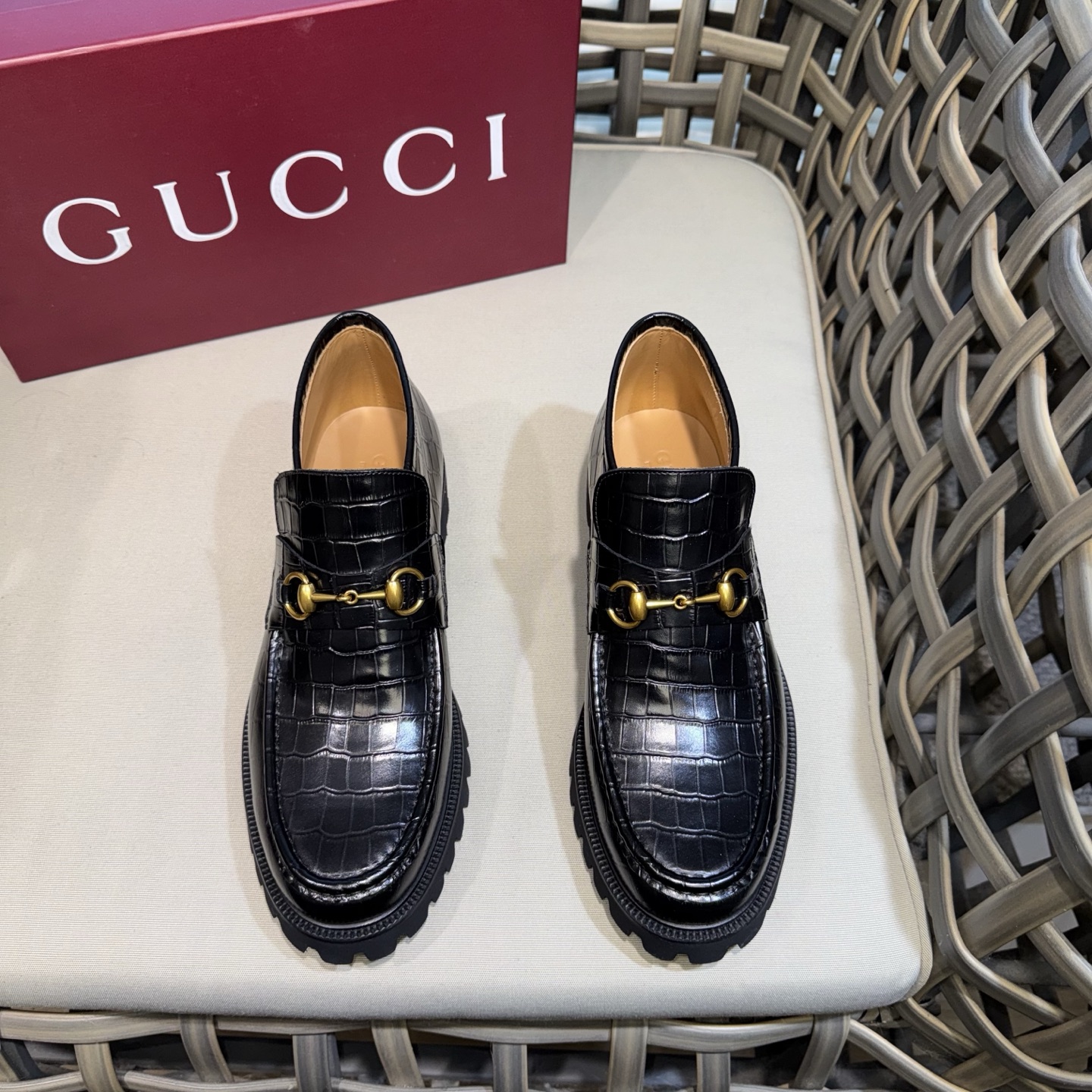 NO:704957,GUCCI's new mid-top casual leather shoes | Made of imported original cowhide | Upper decorated with GG classic horsebit | Give the entire design a unique charm | Excellent interpretation of the brand's design concept of inheriting classics, focusing on the present and looking forward to the future | Exclusive molded rubber groove sole | Super light on the foot Size39-44 (customized at 38.45.46),,gucci,cowhide19860909GUCCI新款中帮休闲皮鞋｜采用进口原版牛皮制作｜鞋面饰GG经典马衔扣｜赋予整个设计以别致魅力｜出色诠释品牌传承经典、着眼当下和展望未来的设计理念｜独家开模橡胶沟纹鞋底｜上脚超轻便 Size39-44（38.45.46定做）,,gucci,cowhide,Men's shoes