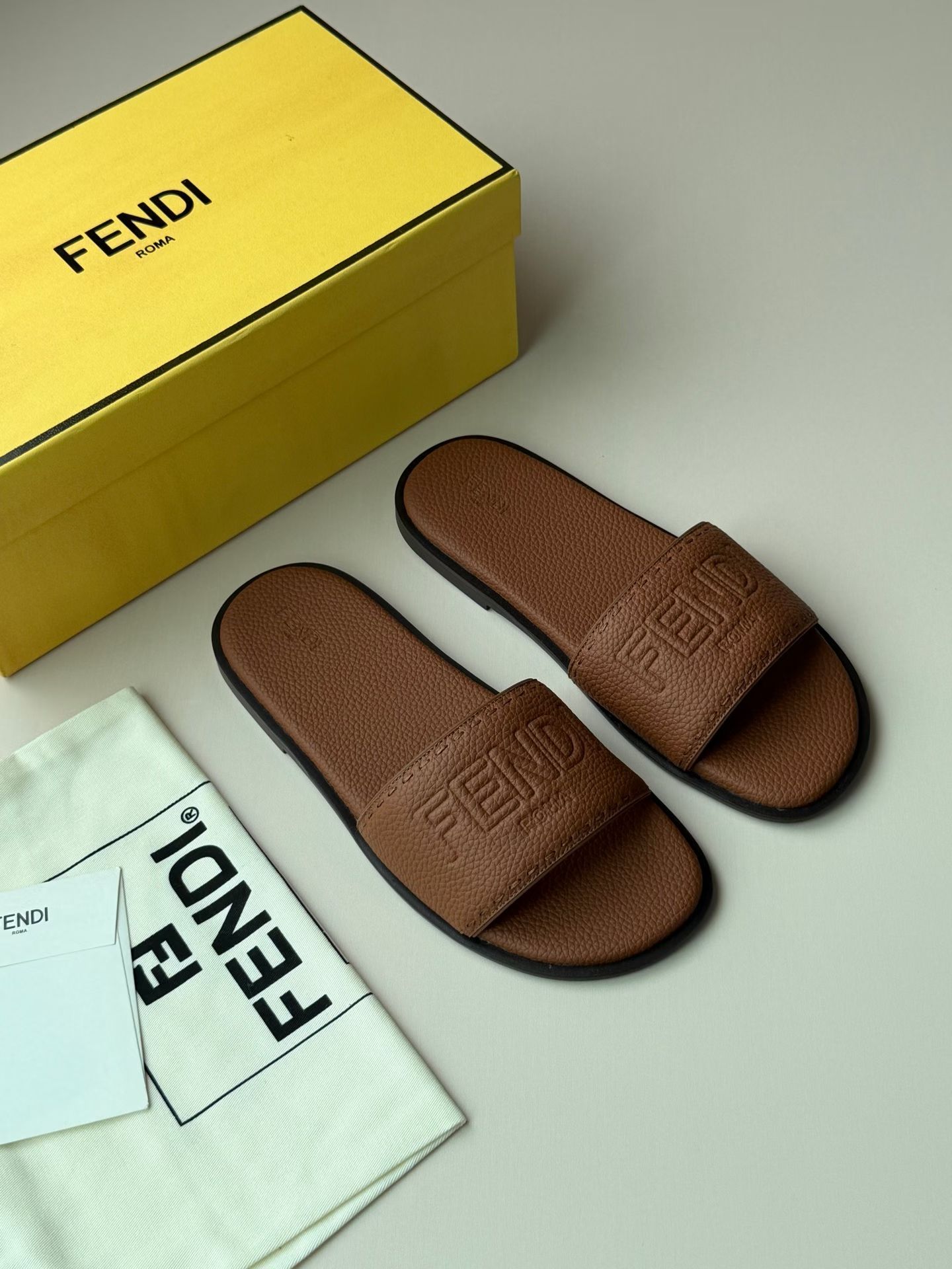 NO:778763,FENDI wide sandals. Thin leather sole, lightweight insole. Made of black full-grain leather, decorated with hand-stitched Se~ria thick stitching in the same color, symbolizing the iconic Se~ria stitching technique passed down by Fendi craftsmen from generation to generation since 1925. Size 39-46 Color brown, black,,fendi,sandals19860909FENDI宽带凉鞋.纤薄皮革鞋底,轻盈鞋垫.采用黑色全粒面皮革制成,饰有手工缝制的同色系Se～ria粗针脚,象征着自1925年以来由芬D工匠代代传承的标志性Se～ria针脚工艺. 码数39-46 颜色棕色、黑色,,fendi,sandals,Men's shoes