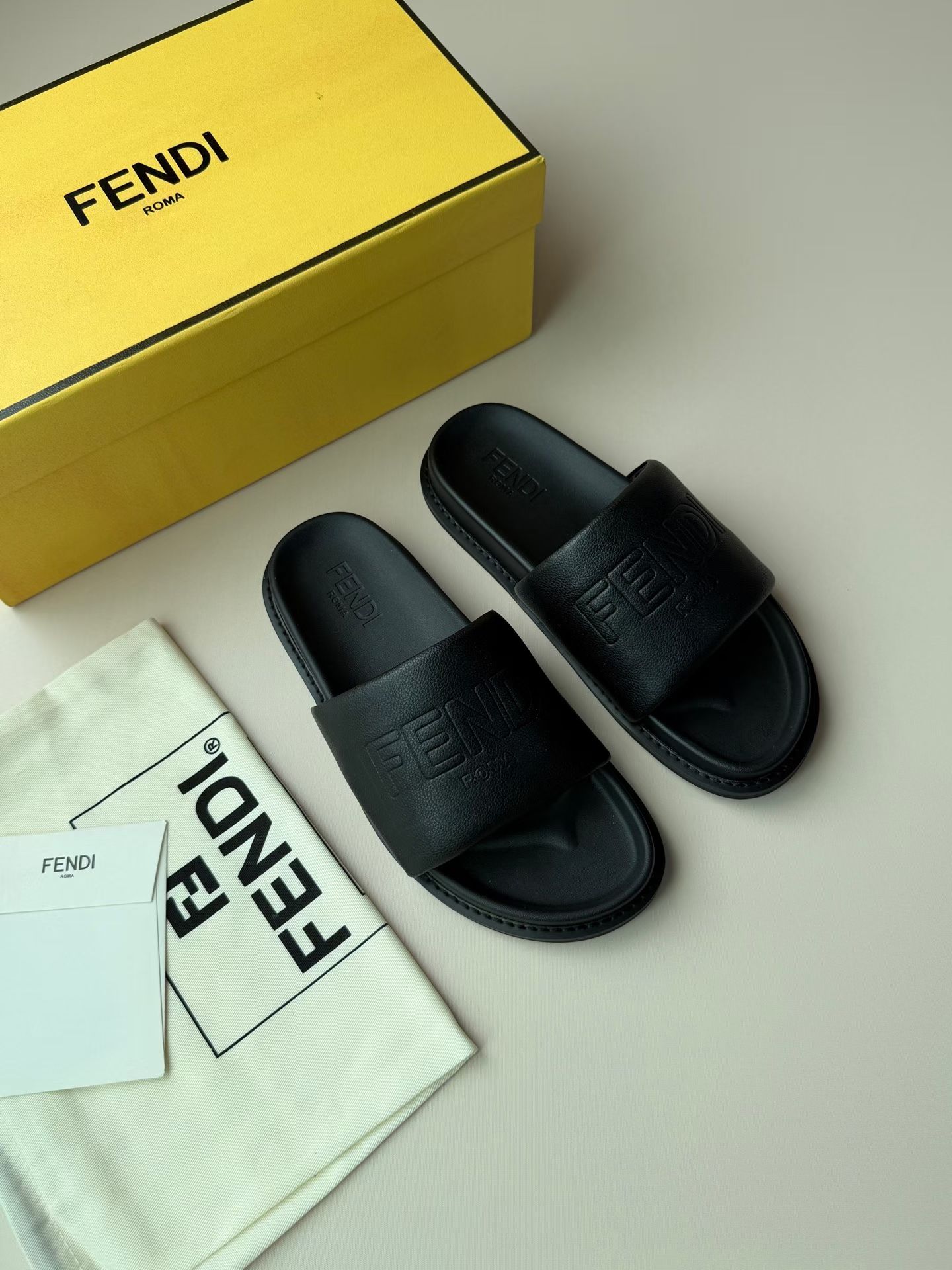 NO:778716,New FEN～I wide padded strap sandals. Anti-slip rubber sole. Slim messenger bag, made of full-grain leather, strap decorated with Fen～roma lettering. Size 39-46,,fendi,sandals19860909新款FEN～I 宽衬垫带凉鞋.防滑橡胶鞋底.纤薄邮差包,全粒面皮革制成,表带饰有Fen～roma字样 码数39-46,,fendi,sandals,Men's shoes