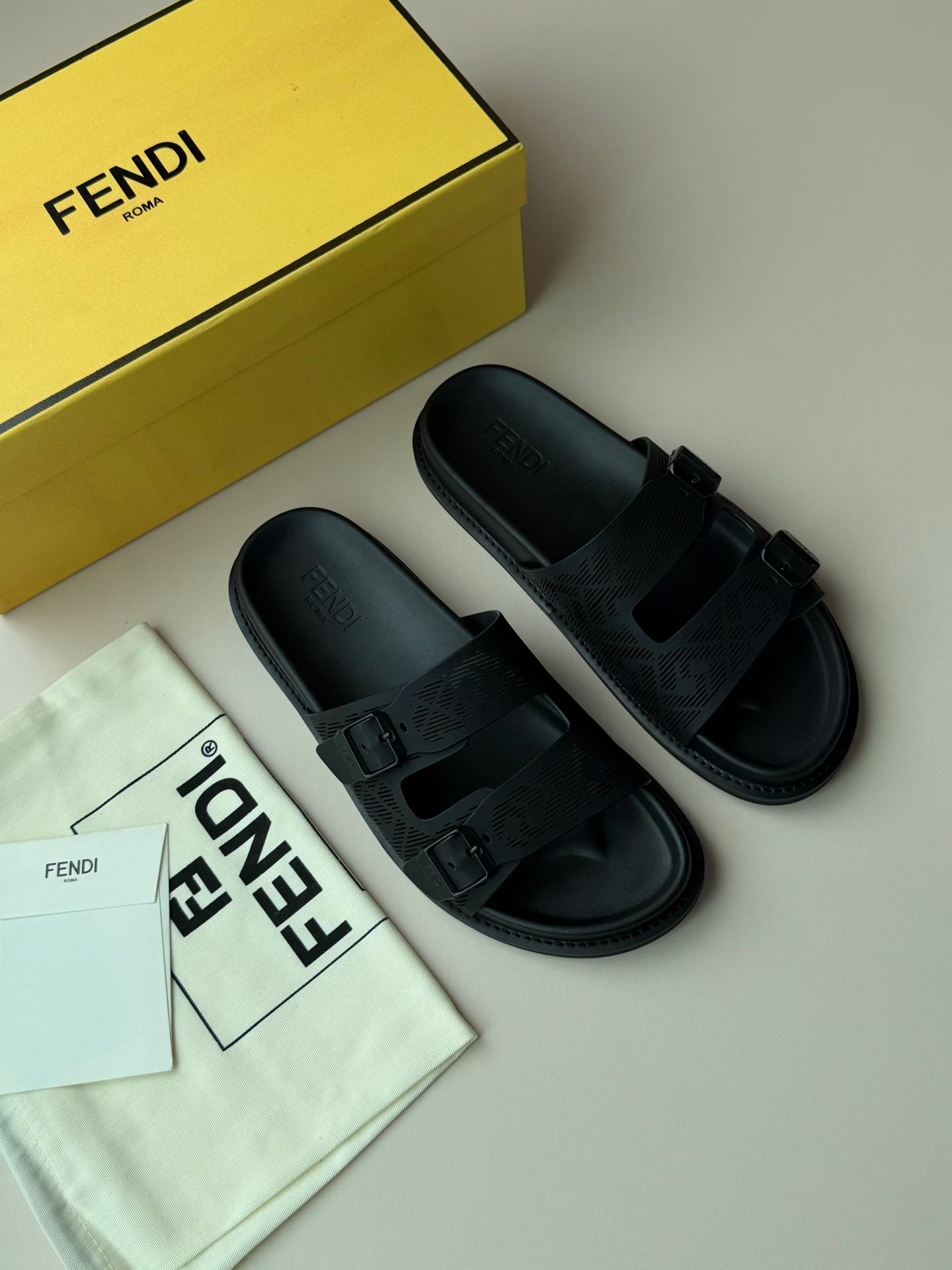 NO:778722,New FEN～I adjustable wide strap sandals. Black leather sole. Laser engraved FF pattern. Black finish metal details. Size 39-46,,fendi,sandals19860909新款FEN～I可调节宽边饰带凉鞋.黑色皮革鞋底.激光镌刻FF图案.黑色饰面金属细节. 码数39-46,,fendi,sandals,Men's shoes