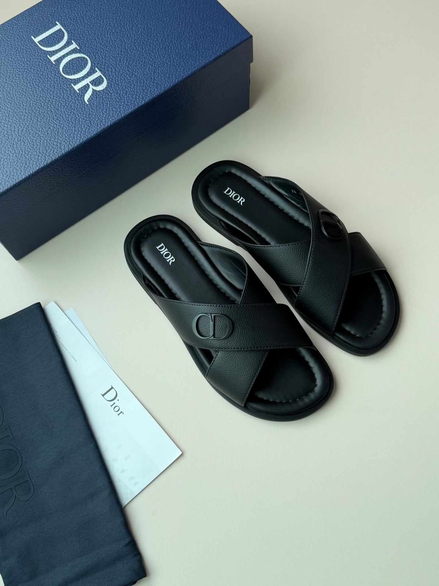 NO:778728,The new D-or Alias ​​sandals have a casual yet elegant style. Cross-strap design. Leather and rubber soles are more refined and comfortable. Finished with metal details, they can be easily matched with various casual looks this season. Size 39-46 Colors black, blue, green, rice apricot, sandals19860909新款D-or Alias 凉鞋兼具休闲而高雅的风范.交叉带设计.皮革和橡胶鞋底更显精致,舒适非凡,饰面金属细节,可与本季各式休闲造型轻松搭配. 码数39-46 颜色黑色、蓝色、绿色、米杏,,sandals,Men's shoes