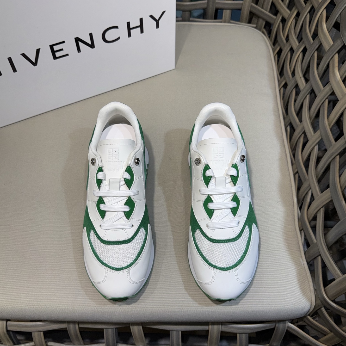 NO:779935,Givenchy patchwork retro jogging shoes | Clean contrasting design | Fusion of smooth cow leather and suede materials | Paired with sawtooth thick soles | Breathable mesh lining | Cowhide feet | Both retro sporty and brand recognition | Daily wear to easily brighten your look Size39-44 (38.45 custom-made),,givenchy,givenchy,cowhide19860909Givenchy 纪梵希拼接复古慢跑鞋｜利落的撞色设计｜融合光面牛皮革与翻毛皮材质｜搭配锯齿厚底｜透气网布内里｜牛皮垫脚｜兼具复古运动感与品牌辨识度｜日常穿搭轻松提亮造型 Size39-44（38.45定做）,,givenchy,givenchy,cowhide,Men's shoes