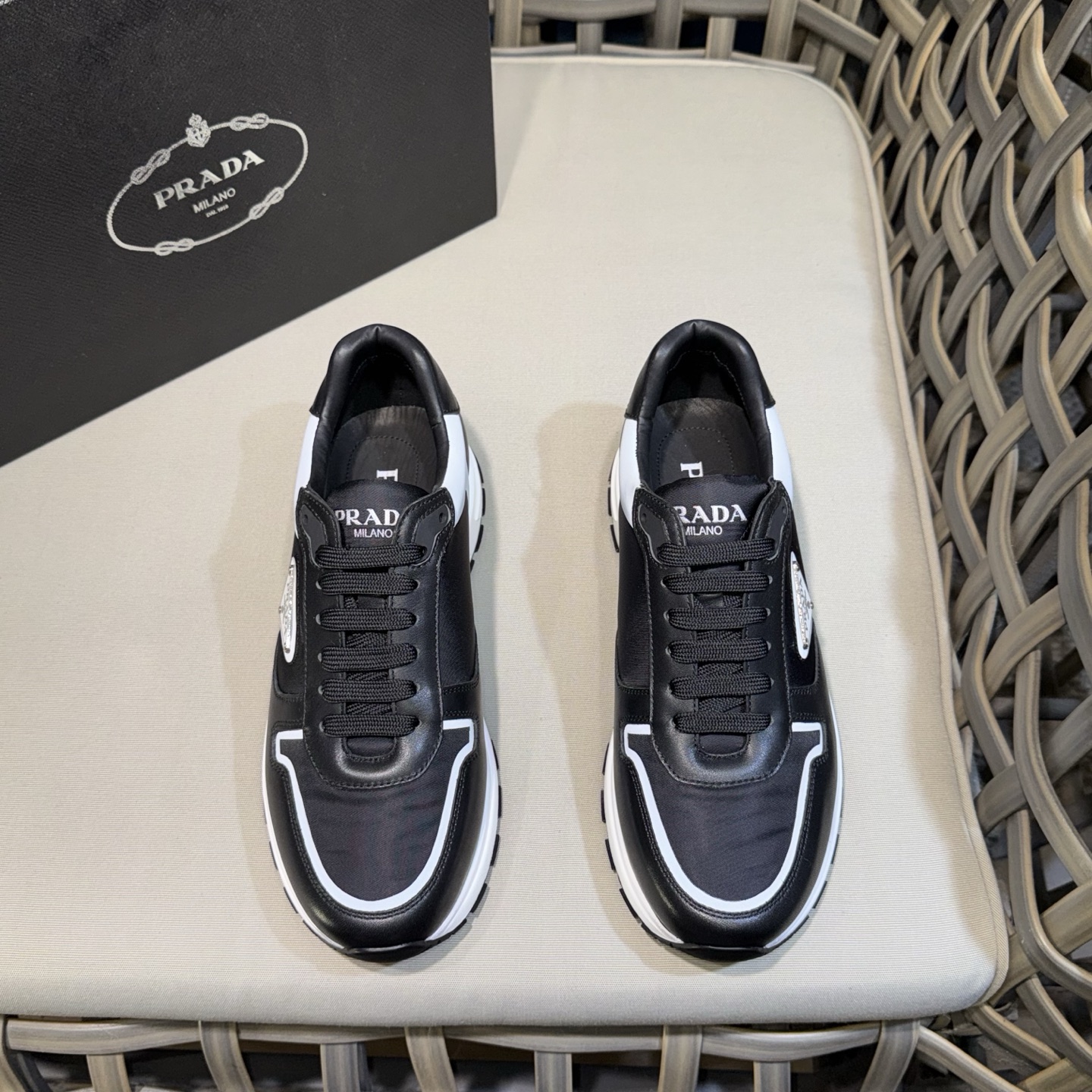 NO:779941,Prada classic triangular logo stitching sneakers | brand iconic triangle logo embellishment | cow leather and nylon material splicing | cowhide lining/foot pads | neat contrasting design | paired with sawtooth thick soles | both retro sporty and recognizable | daily matching with neat and high-end sense Size39-44 (customized at 38.45.46),, prada, prada, sneakers, cowhide19860909Prada普拉达经典三角标拼接运动鞋｜品牌标志性的三角徽标点缀｜牛皮革与尼龙材质拼接｜牛皮内里/垫脚｜利落撞色设计｜搭配锯齿厚底｜兼具复古运动感与辨识度｜日常搭配自带利落高级感 Size39-44（38.45.46定做）,,prada,prada,sneakers,cowhide,Men's shoes
