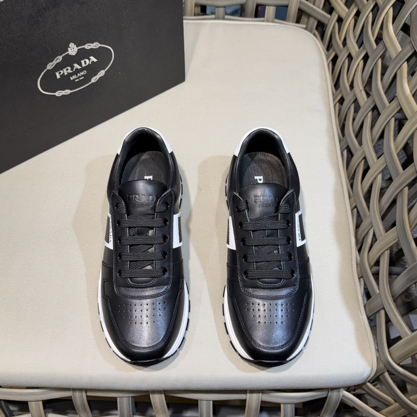 NO:779947,Prada stitched leather casual sports shoes | Made of imported calfskin body | With iconic epoxy webbing and brand logo | Sawtooth thick soles with both retro sportiness and wearing comfort | Low-key and detailed | Easily suitable for daily commuting and casual wear Size39-44 (customized at 38.45.46),, prada, prada, sneakers, cowhide19860909Prada普拉达拼接皮革休闲运动鞋｜进口小牛皮打造鞋身｜搭配标志性滴胶织带与品牌标识｜锯齿厚底兼具复古运动感与穿着舒适度｜低调又有细节｜轻松适配日常通勤与休闲穿搭 Size39-44（38.45.46定做）,,prada,prada,sneakers,cowhide,Men's shoes