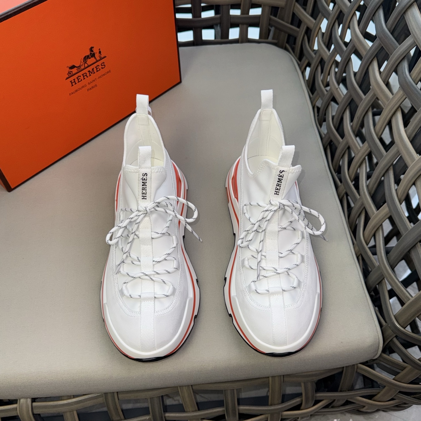 NO:832902,Hermes 2026 latest Bouncing sports shoes | Men's casual sports shoes | The upper is made of cowhide leather and high-end stretch cloth | Imported material with full texture | Light sole decorated with contrasting patterns to create a versatile fashion style. Size39-44 (customized at 38.45.46),,hermes,hermes,sneakers,cowhide19860909Hermes爱马仕2026最新款Bouncing运动鞋｜男士休闲运动鞋｜鞋面牛皮拼接高端弹力布打造｜进口材质 质感十足｜轻盈鞋底装饰撞色图案 打造百搭时尚风格. Size39-44（38.45.46定做）,,hermes,hermes,sneakers,cowhide,Men's shoes