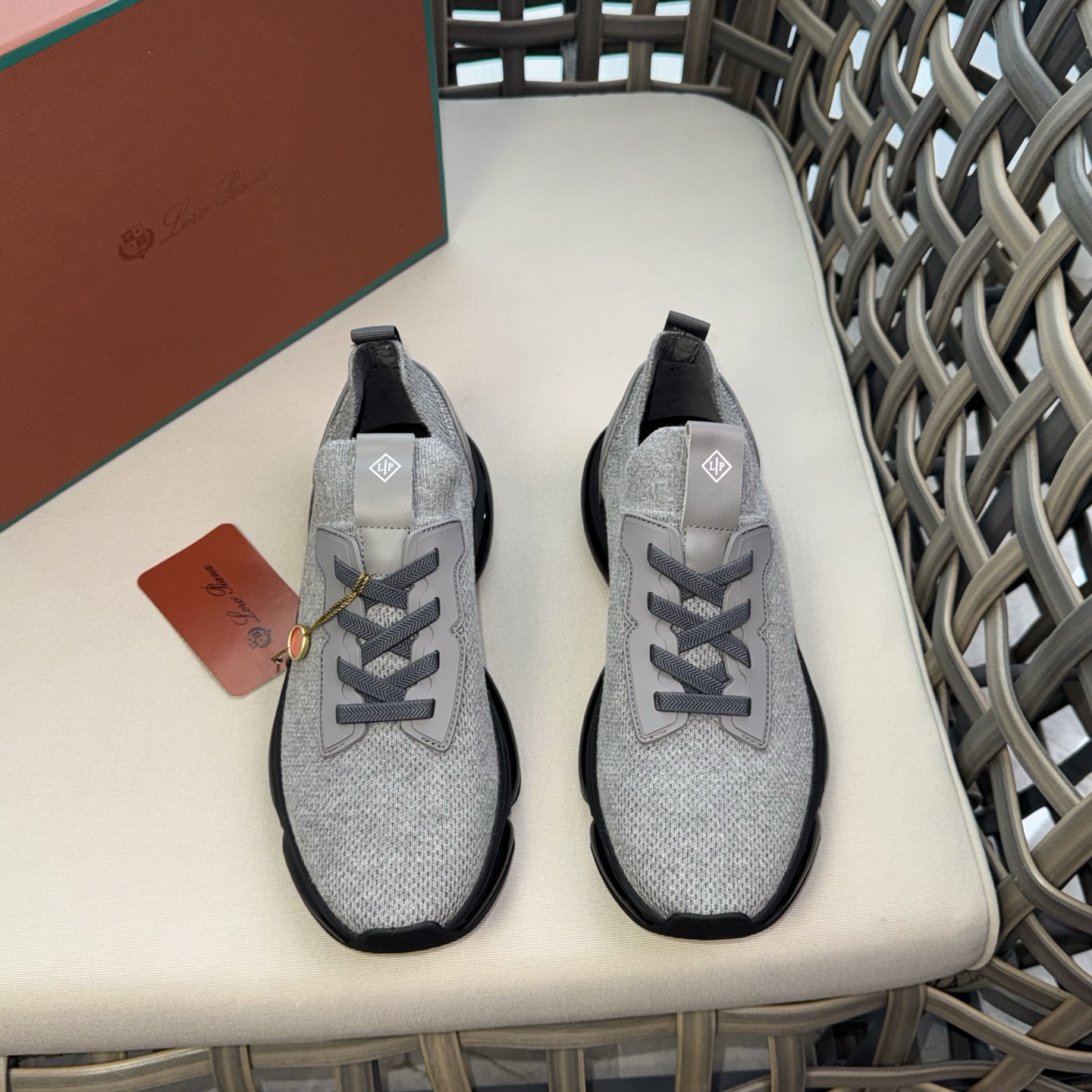 NO:832910,Loro Piana/Noyo Piana LP men's sneakers｜The upper of this sneaker is made of Wish knitted wool with special technology｜Light and comfortable｜The ribbed elastic band shoe collar is decorated with the same color suede leather buckle. Simple yet elegant｜Rear logo webbing loop decoration｜Delicate calf feet｜Multiple colors available Easily meet different wearing needs Size39-44 (customized at 38.45.46),,loro  piana,loro piana,sneakers,cowhide19860909Loro Piana/诺悠翩雅LP男士运动鞋｜这款运动鞋鞋面采用Wish针织羊毛以专门工艺制成｜轻盈舒适｜罗纹松紧带鞋口搭配同色反绒牛皮扣带装饰 简约不失优雅｜后置logo织带环带装饰｜细腻小牛垫脚｜多色可选 轻松满足不同穿搭需求 Size39-44（38.45.46定做）,,loro piana,loro piana,sneakers,cowhide,Men's shoes