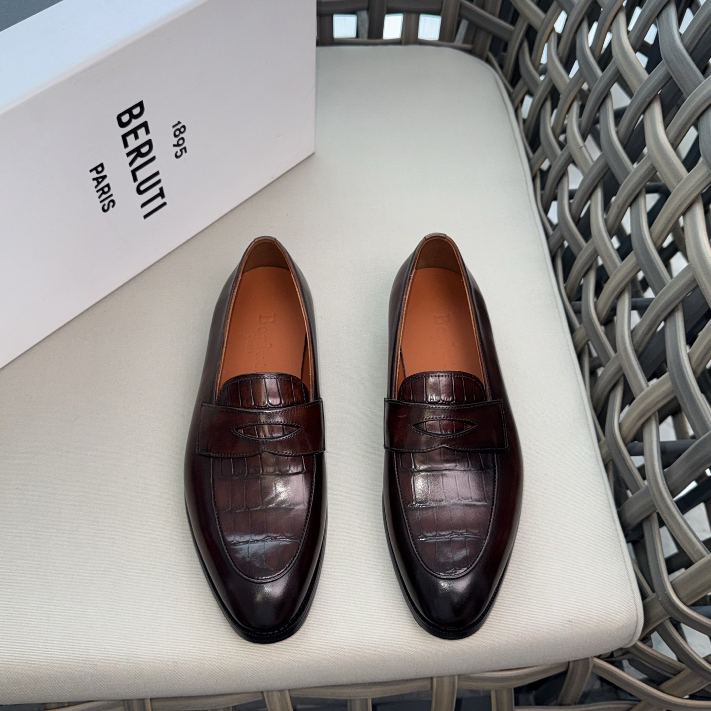 NO:851581,Berlut* new men's handmade formal leather shoes | Channel boutique | Selection of high-quality imported calfskin embryo coloring | Calfskin upper | Cold bonding process | Simple and elegant | Leather sole and rubber combination outsole with excellent anti-slip effect | The toe copper buckle is very artistic | Original customized packaging for sale Size39-44 (customized at 38.45.46),,cowhide19860909Berlut* 布鲁提 新款男士手工正装皮鞋 ｜渠道精品｜甄选优质进口小牛皮胚擦色｜小牛皮鞋面｜冷粘工艺｜古朴大气｜真皮琴底橡胶组合大底防滑效果极好｜鞋尖铜扣很有艺术韵味｜原版定制包装发售 Size39-44（38.45.46定做）,,cowhide,Men's shoes