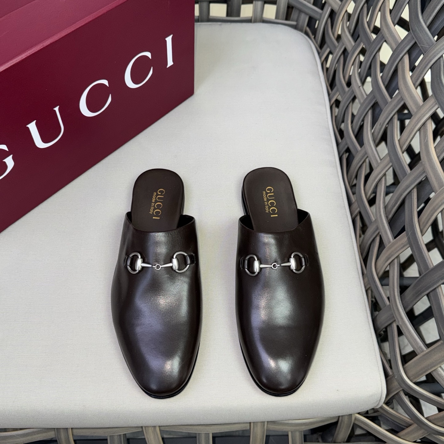 NO:854269,GUCCI Gucci classic fashionable retro simple style semi-slip shoes | Original quality | The upper is made of specially made materials, delicate and silky | Special metal decoration | Official cowhide lining + insole cowhide | Original Italian leather outsole | Goodyear craftsmanship ~ British style | The materials used are complex and exquisite, real materials  Size39-44 (customized at 38.45.46),,gucci,gucci,cowhide,Leather soles19860909GUCCI古驰经典款时尚复古简约风格半拖皮鞋｜原单品质｜鞋面采用专供材料 细腻丝滑｜专用金属装饰｜官方牛皮内里+鞋垫牛皮｜原版意大利真皮大底｜固特异工艺～英伦风格｜用料做工复杂讲究 真材实料 Size39-44（38.45.46定做）,,gucci,gucci,cowhide,Leather soles,Men's shoes