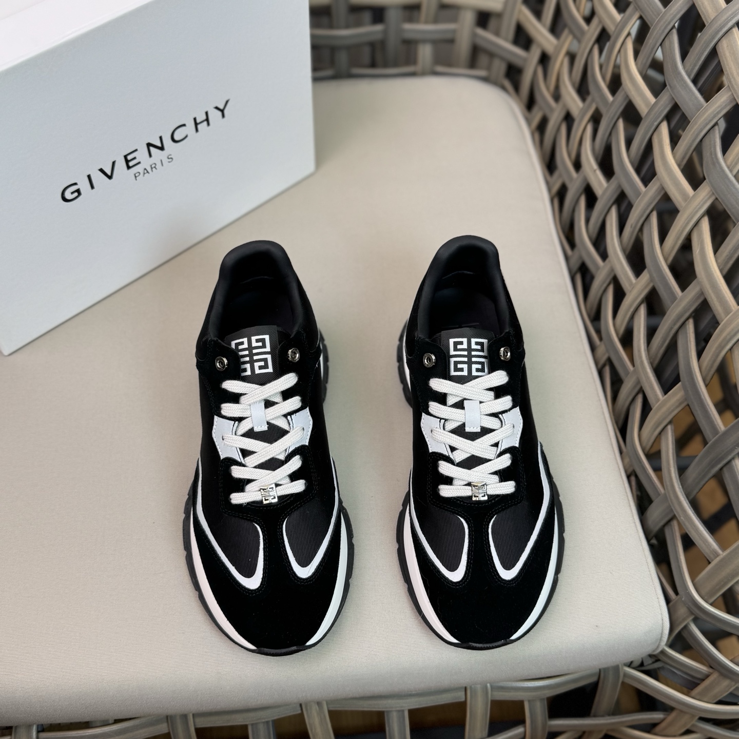 NO:854691,Givench* GVC spectre series sneakers｜Made of imported cowhide spliced with breathable mesh｜High-tech fabric three-dimensional printed brand logo design｜Made of cowhide lining｜Independent cowhide latex insole Comfortable and skin-friendly｜Decorated with 4G LOGO zipper on the side Matching with the same color web ribbon｜Two-color detailed technology laces Comes with 4G Logo drawstring and logo printed tongue｜Embellished with GIVENCH* on the side  LOGO PRINTING｜Lightweight technology sole, comfortable foot feel Size38-44 (customized at 45.46),,givenchy,sneakers,cowhide19860909Givench* GVC spectre系列运动鞋｜采用进口牛皮拼接透气网布｜高科技织物立体打印印花品牌logo设计｜内里牛皮打造｜独立一体的牛皮乳胶鞋垫 舒适亲肤｜侧面饰以4G LOGO拉链 搭配同系配色织带饰带｜双色细节科技鞋带 搭配4GLogo抽绳及logo印花鞋舌｜侧面饰以GIVENCH* LOGO印花｜轻盈科技鞋底 脚感舒适 Size38-44（45.46定做）,,givenchy,sneakers,cowhide,Men's shoes