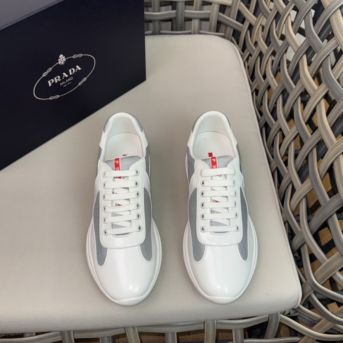 NO:854699,Prada's classic patent leather sneakers｜Embedded Bike fabric｜Inspired by classic aesthetic concepts｜The tongue and sole are decorated with the recognizable Prada Linea Rossa logo｜Further enhancing the style Size39-44 (customized at 38.45.46.47),, prada, sneakers19860909Prada经典款漆面皮革运动鞋｜内嵌Bike织物｜灵感源自经典美学理念｜鞋舌和鞋底饰以富有辨识度的Prada Linea Rossa标识｜进一步提升格调 Size39-44（38.45.46.47定做）,,prada,sneakers,Men's shoes