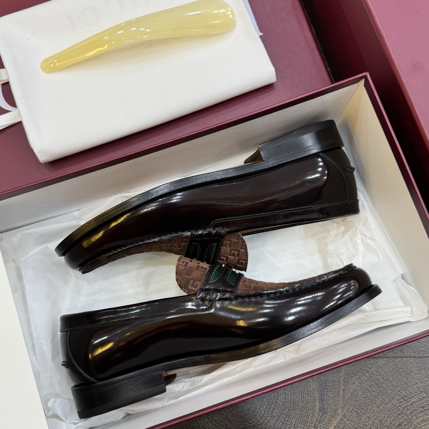 NO:854707,GUCCI Gucci classic fashion retro simple style leather shoes｜Original quality｜The upper is made of specially made materials, fine and silky｜Special metal decoration｜Official cowhide lining + insole cowhide｜Original Italian genuine leather outsole｜Goodyear craftsmanship~British style｜The materials used are complex and exquisite in workmanship, real materials  Size39-44 (customized at 38.45.46),,gucci,gucci,cowhide,Leather soles19860909GUCCI古驰经典款时尚复古简约风格皮鞋｜原单品质｜鞋面采用专供材料 细腻丝滑｜专用金属装饰｜官方牛皮内里+鞋垫牛皮｜原版意大利真皮大底｜固特异工艺～英伦风格｜用料做工复杂讲究 真材实料 Size39-44（38.45.46定做）,,gucci,gucci,cowhide,Leather soles,Men's shoes